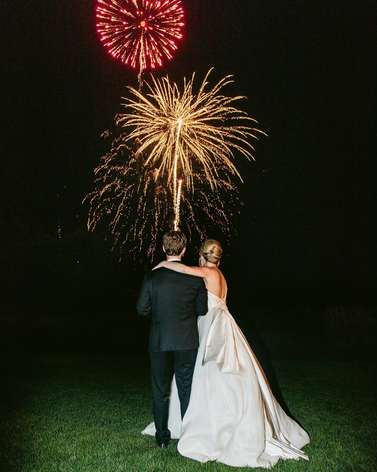 Still dreaming about Reagan + Chris&rsquo; all-American summer wedding with a breathtaking firework sendoff! 🎆Picture-perfect cherry pies, stunning sunsets, and all the charm of Door County!
.
.
.
PHOTO - @nicodemcreative
PLANNER - @doorcountyeventp