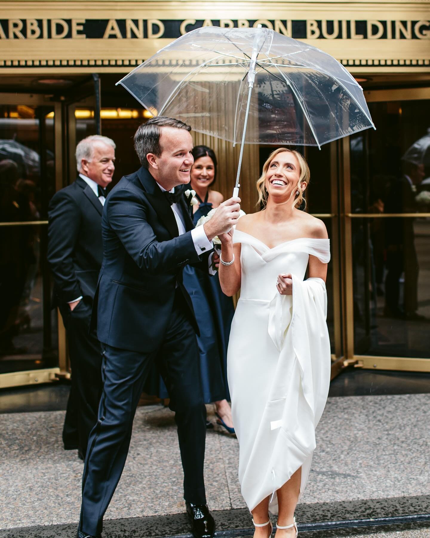 A couple raindrops couldn&rsquo;t dampen the love on this special day! Capturing cute + classic umbrella photos like these makes us appreciate the rain a little bit more ☔
.
.
.
PHOTO - @nicodemcreative
VIDEO -  @oldnorthfilmco
PLANNER - @novelle.eve