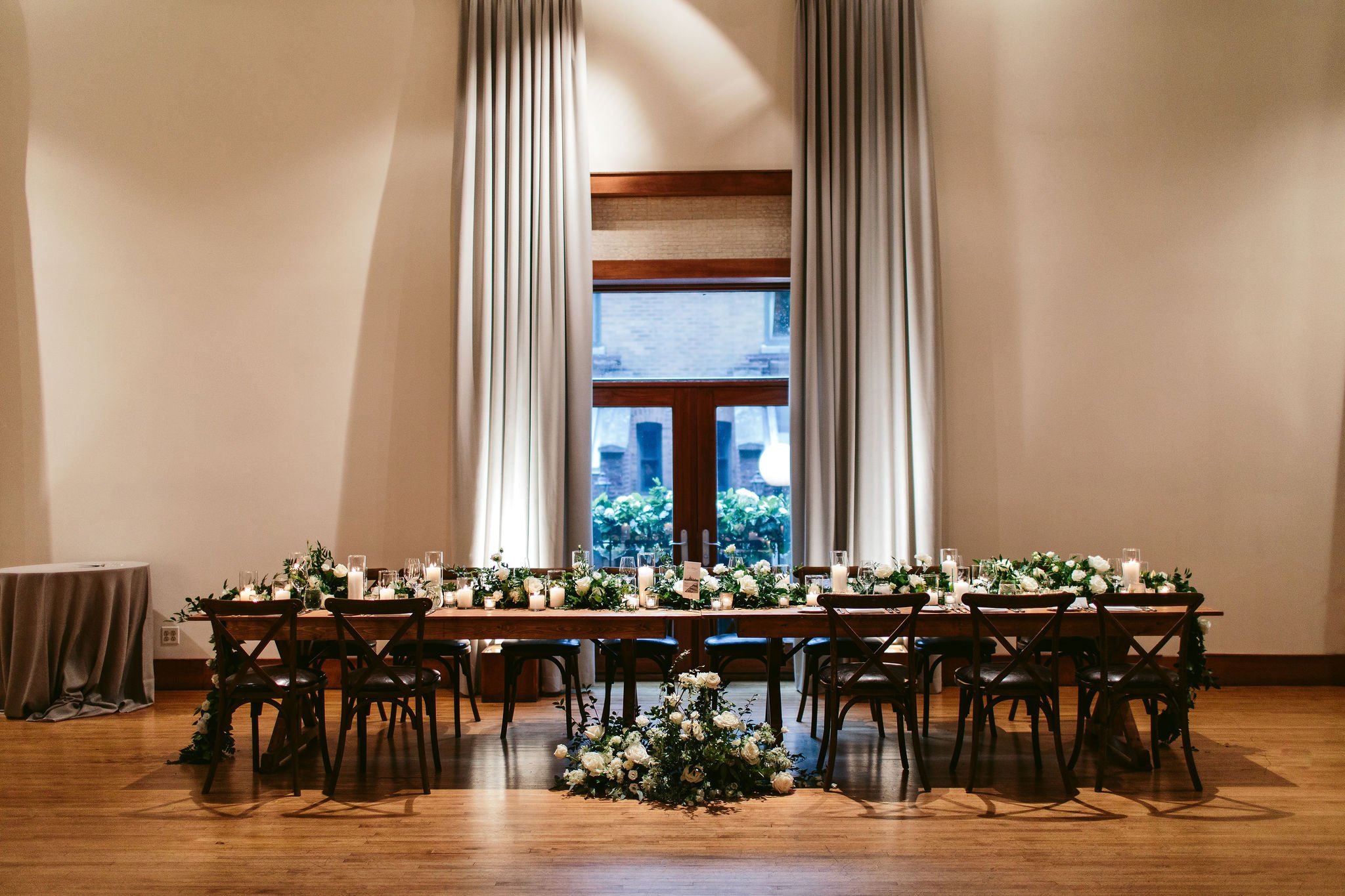 ivy room chicago wedding decor