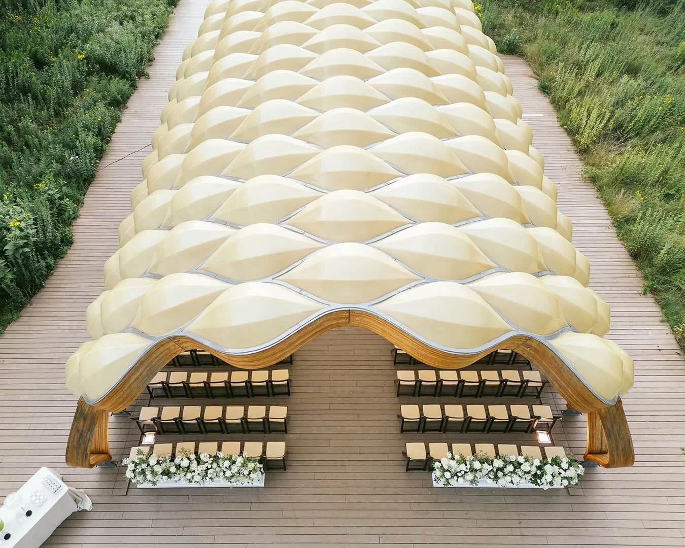 A beautiful honeycomb setup with @tigerlilyevents
.
.
.
PHOTO - @nicodemcreative
PLANNER - @shannongailevents 
CATERING - @blueplatechicago 
VENUE - @tigerlilyevents 
EVENT DESIGNER - @revel_decor 
ENTERTAINMENT - @funktasticproductions 
INVITATIONS 