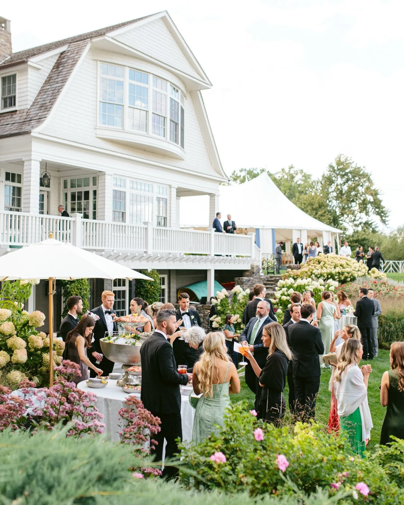 This family home was the perfect backdrop ❤️🏠
.
.
.
PHOTO - @Nicodemcreative
PLANNER - @shannongailevents 
CATERING - @paramountevents 
TENT - @bluepeaktents 
ENTERTAINMENT - @goldcoastallstars @goldcoastevents 
VIDEO - @mirarweddings 
FLORIST - @li