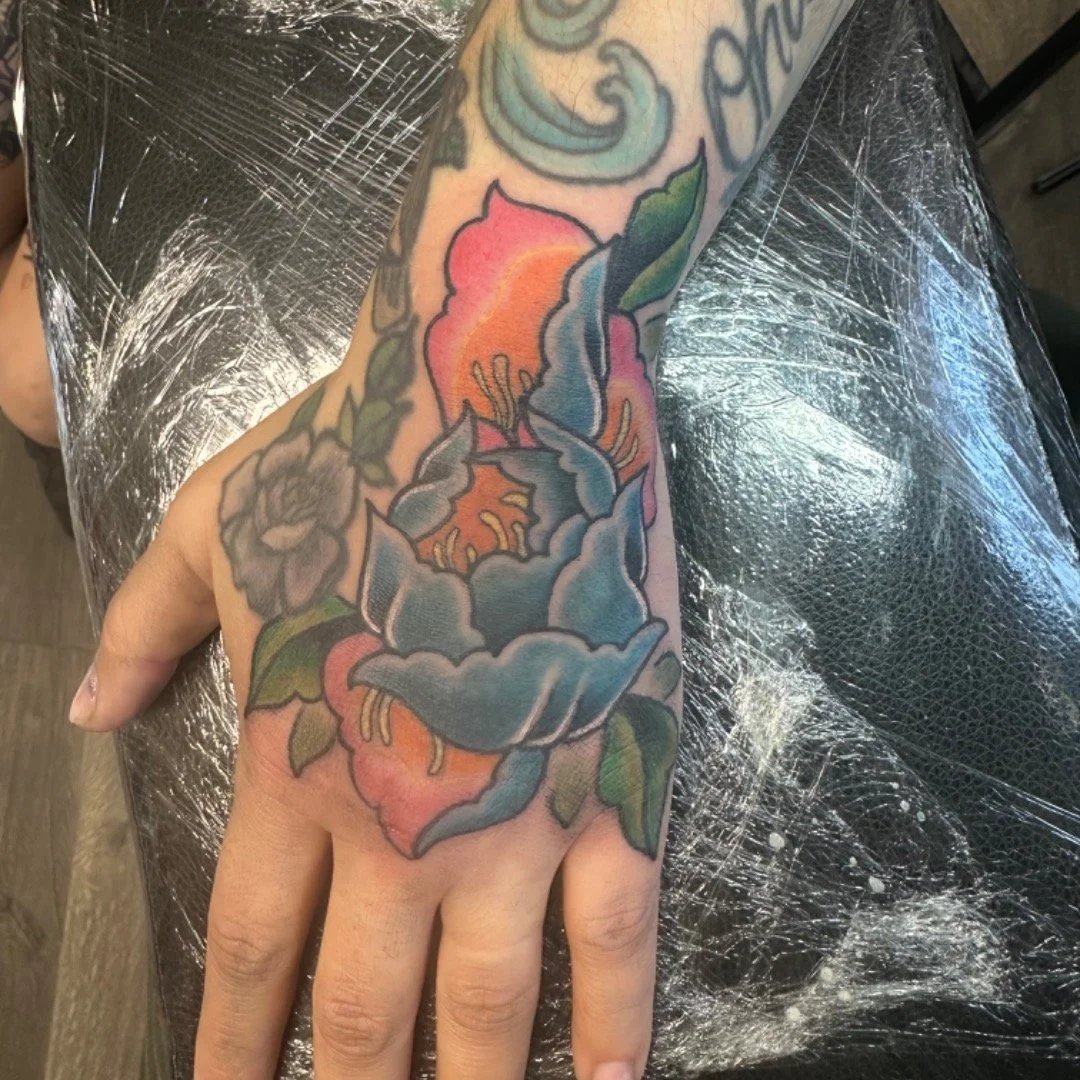 Drawn on hand peony from last week
#tattoo #tattoos #tattooart #saltlakecity #saltlaketattoos #saltlaketattooartist #slc #slctattoo #slctattooartist #utah #utahtattoo #utahtattooartist #loyaltytattoos @loyaltytattoos