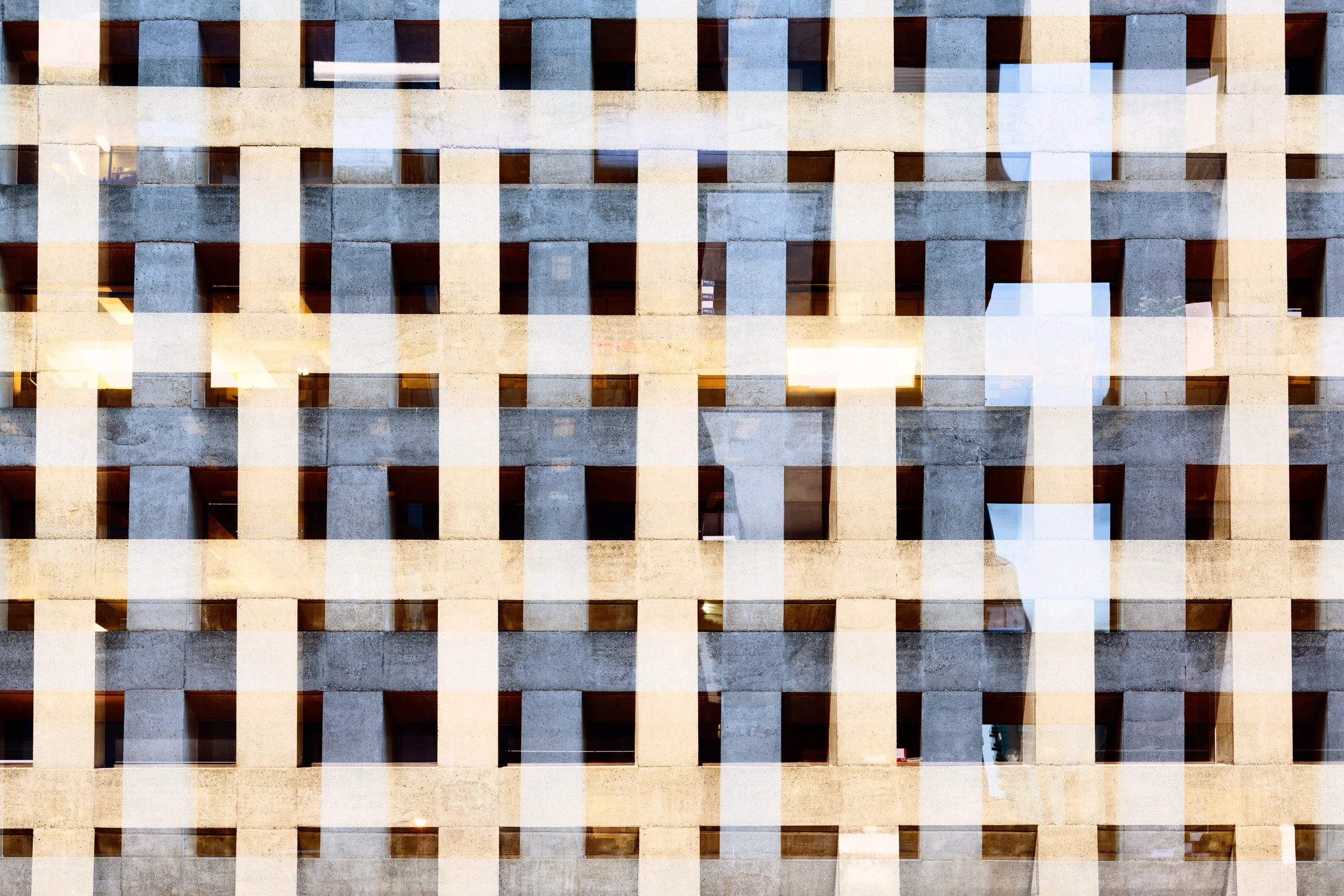 《矩陣 (The Matrix)》出自《城市迷宮 (City Maze)》系列，是一件探討都市空間與心理狀態的抽象攝影作品。藝術家巧妙運用多重曝光，解構溫哥華林立的高樓線條。由趙湘瑋 (Claire Chao) 創作，並採用博物館級 金屬印像 (Metal Print) 呈現，完美展現從壓迫走向自由的心靈層次。本系列曾榮獲 2015 年法國 PX3 國際攝影大獎（Fine Art / Abstract 類別）銅牌肯定，實體作品由 瑋思影像 (Metal Print Studio) 職人監製。