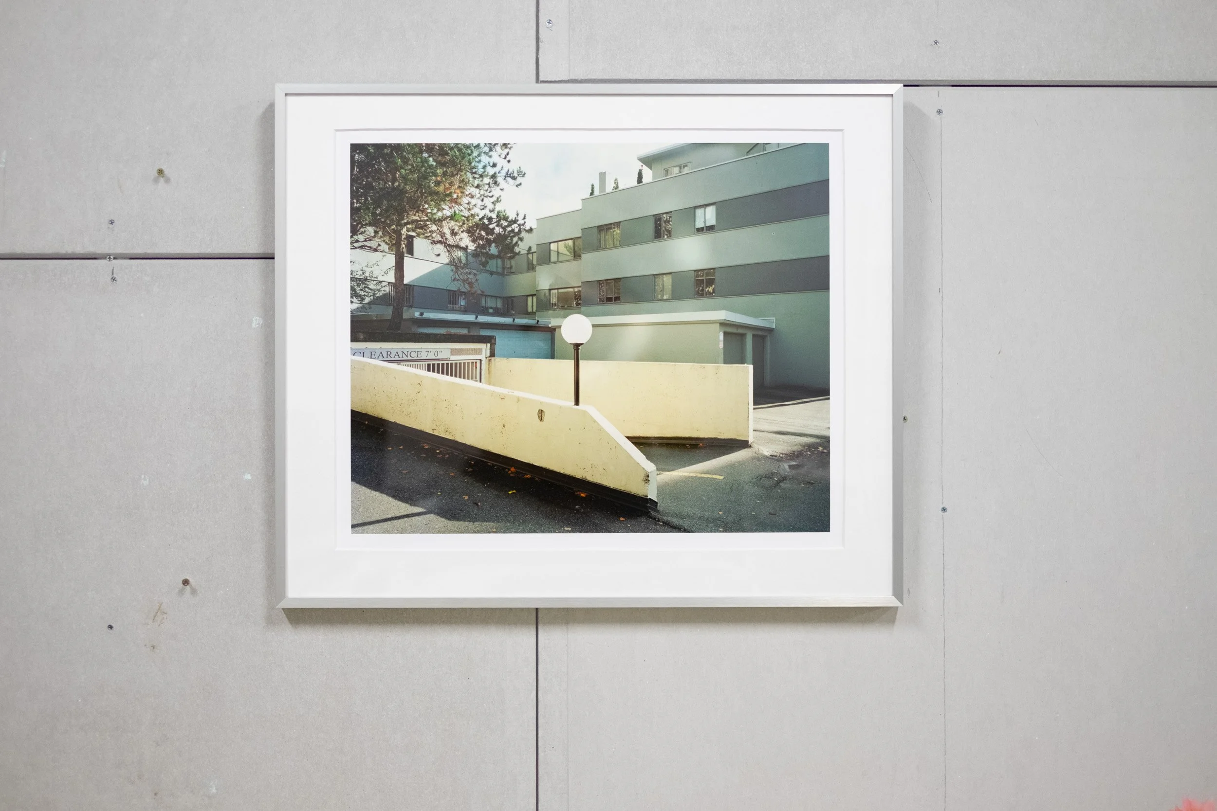 Claire Chao 在工作室內測試傳統攝影作品的裝裱方式，包含留白卡紙與畫框。