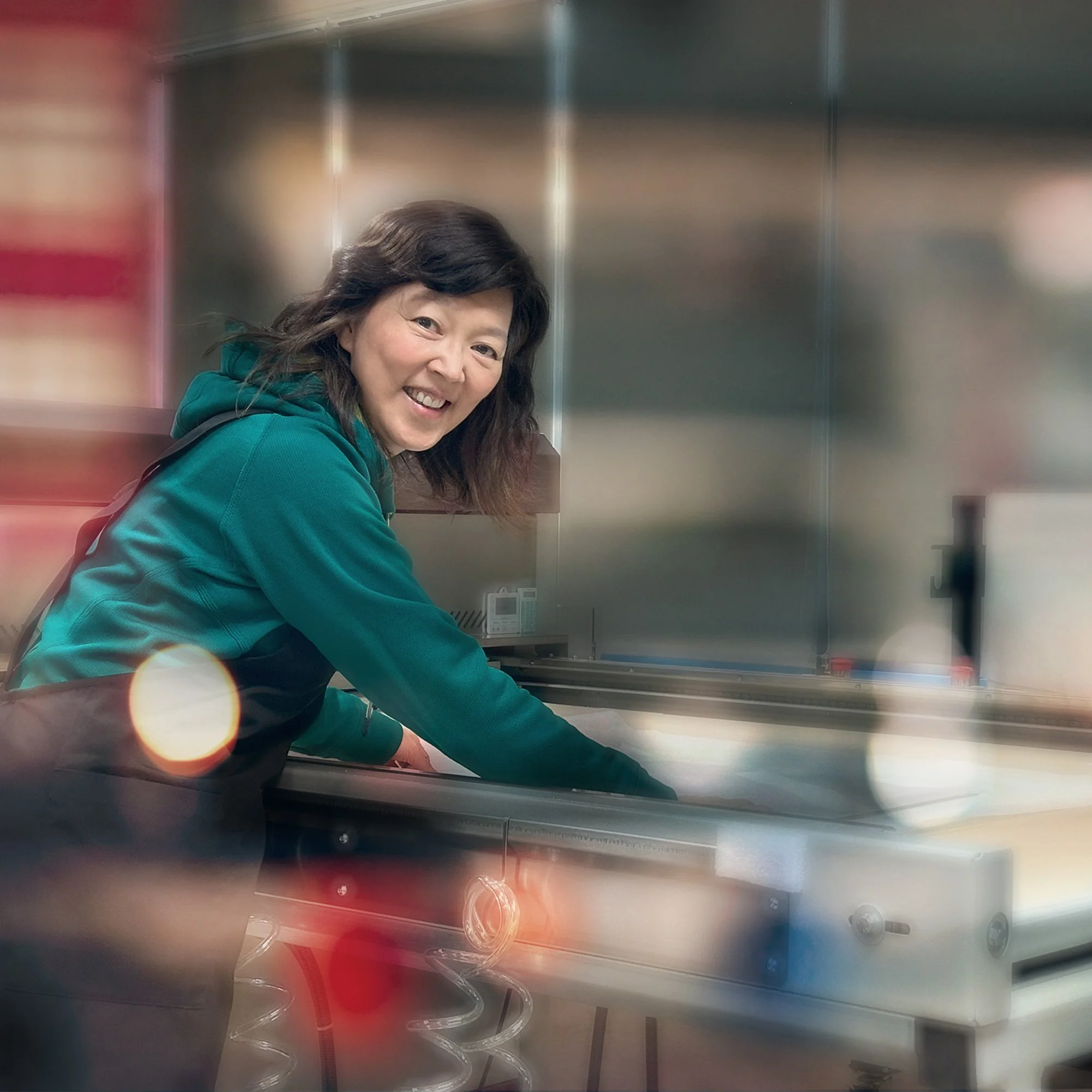 現定居台灣的 Fine Art 攝影藝術家暨 Metal Print Studio (瑋思影像) 創辦人 Claire Chao (趙湘瑋) 於工作室的工作側拍肖像照。她致力於結合傳統暗房的深厚底蘊與頂級金屬印像工藝。