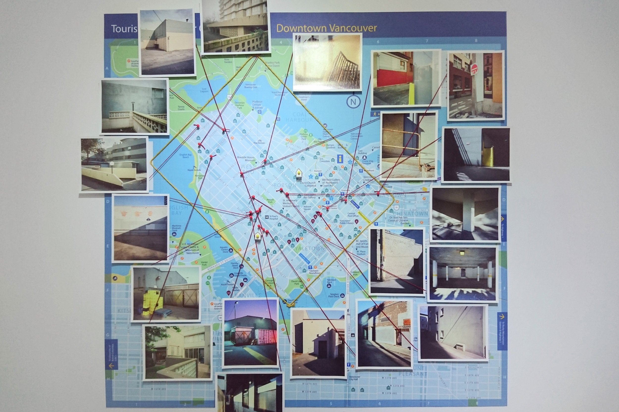 溫哥華地圖攝影裝置藝術的特寫細節，透過大頭針與紅線交織，展現純棉相紙實體輸出的細膩紋理。