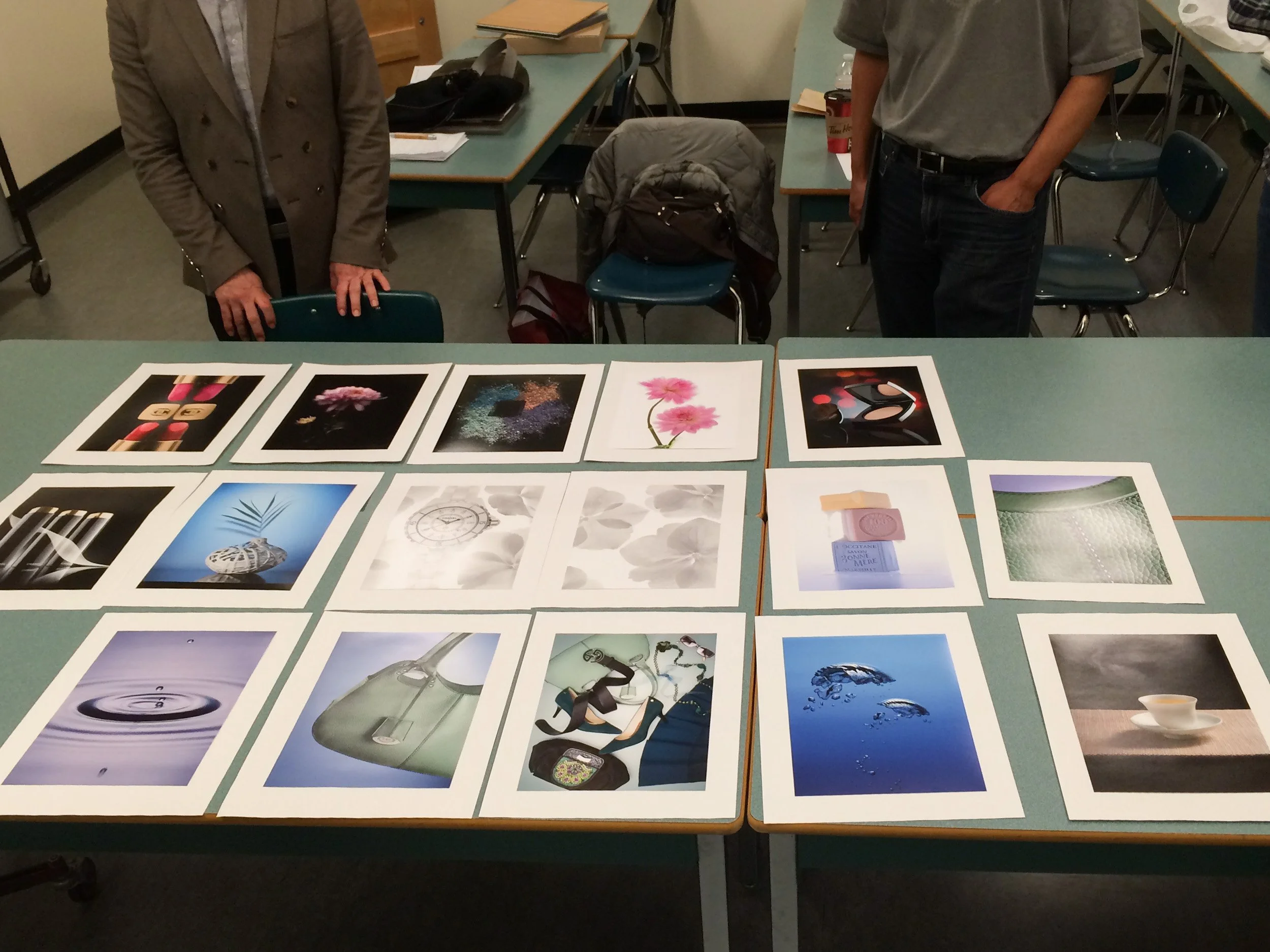 Claire Chao 在 Langara College 攝影系的期末評圖（Portfolio Review），將藝術攝影作品實實在在地印出來，平鋪於長桌上進行討論與檢視。