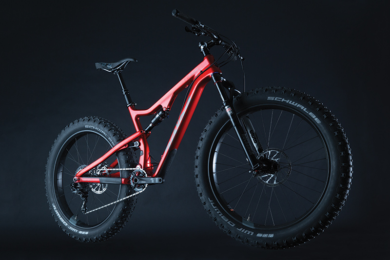 That is an awfully sleek-lookin' bike for such a big rig...