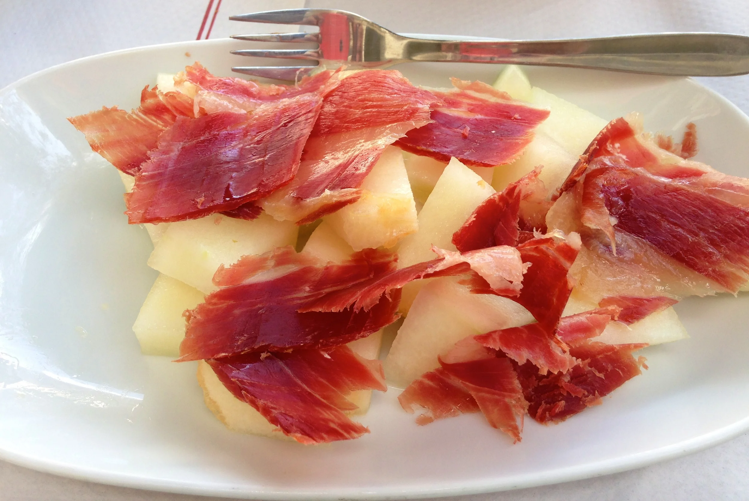 If you are a person who likes to hate on food pictures ("Why is she taking a photo of her meal?!"), you probably won't enjoy my blog. Don't say you didn't have fair warning! This is common Spanish fare: melón con jamón , or melon with ham. It's not my favorite mix of flavors in the world; it's a little tangy and definitely different. And OK, this jamón was a little more beef jerky-esque than I would have preferred. But all in all a good meal (with bread, chicken, and potatoes, too).
