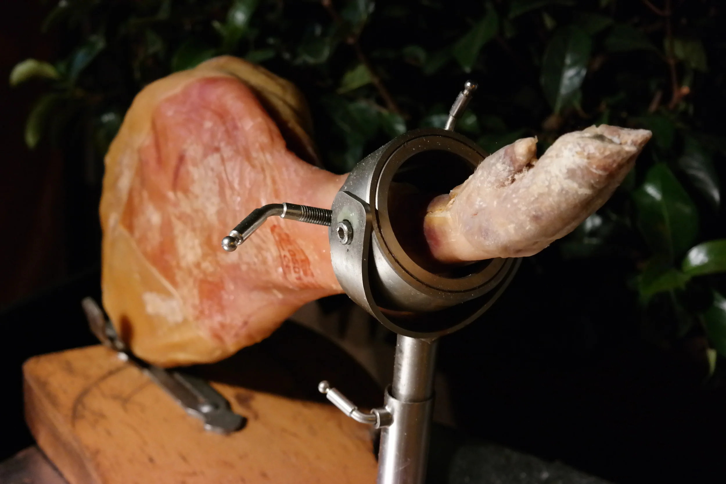 Allow me to introduce you to the ham leg, a popular staple here in Spain, especially in many Spanish kitchens (not ours, sorry). See the hoof? This little piggy came to market and is ready to be shaved and put on a sandwich for you!