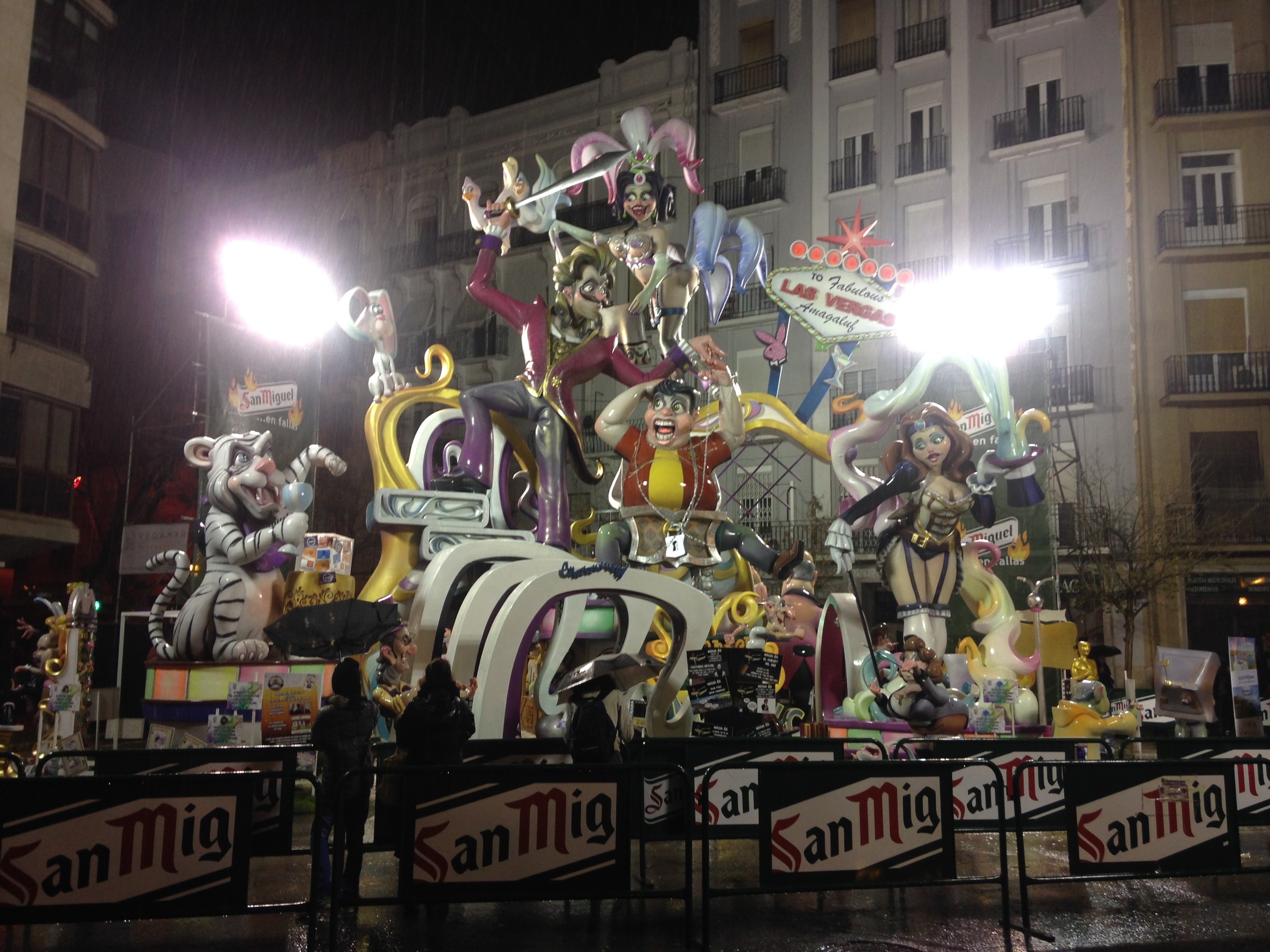 One example of a falla. Do you see how HUGE this thing is? This is no elementary school art project, people! Imagine men pouring gasoline on it and then watching it go up in flames when they light the matches. Also note how close to the apartment buildings that falla is.