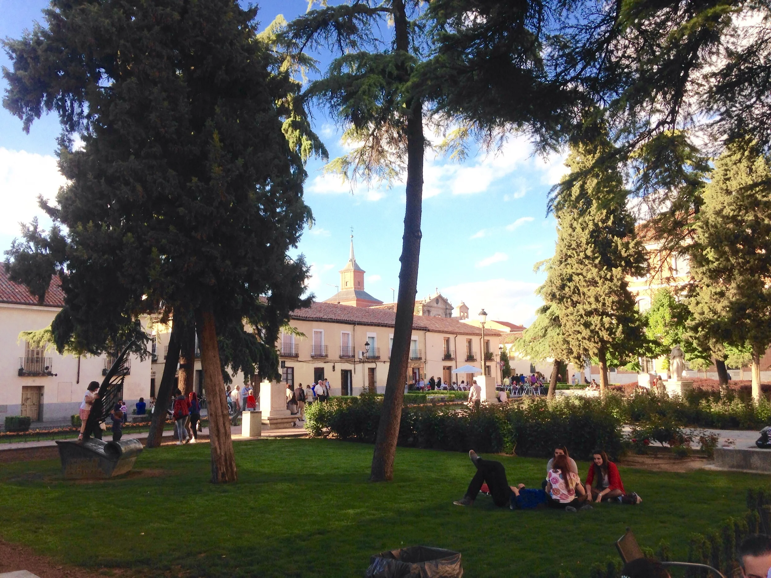 I love that everyone is outside now, enjoying warm evenings and the longer hours of sunlight on the grass and at the cafés.