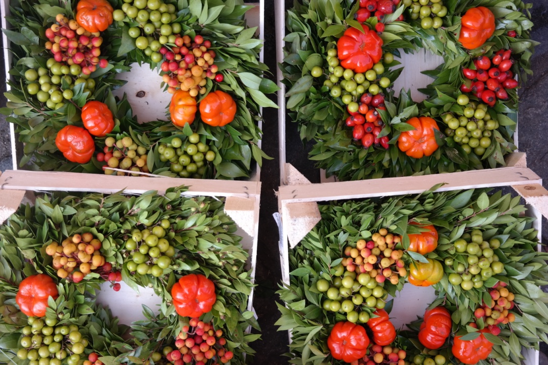 I love these fresh wreaths that are sold just about everywhere. The Christmas markets open next week, and I can't wait to buy my Christmas wreath!