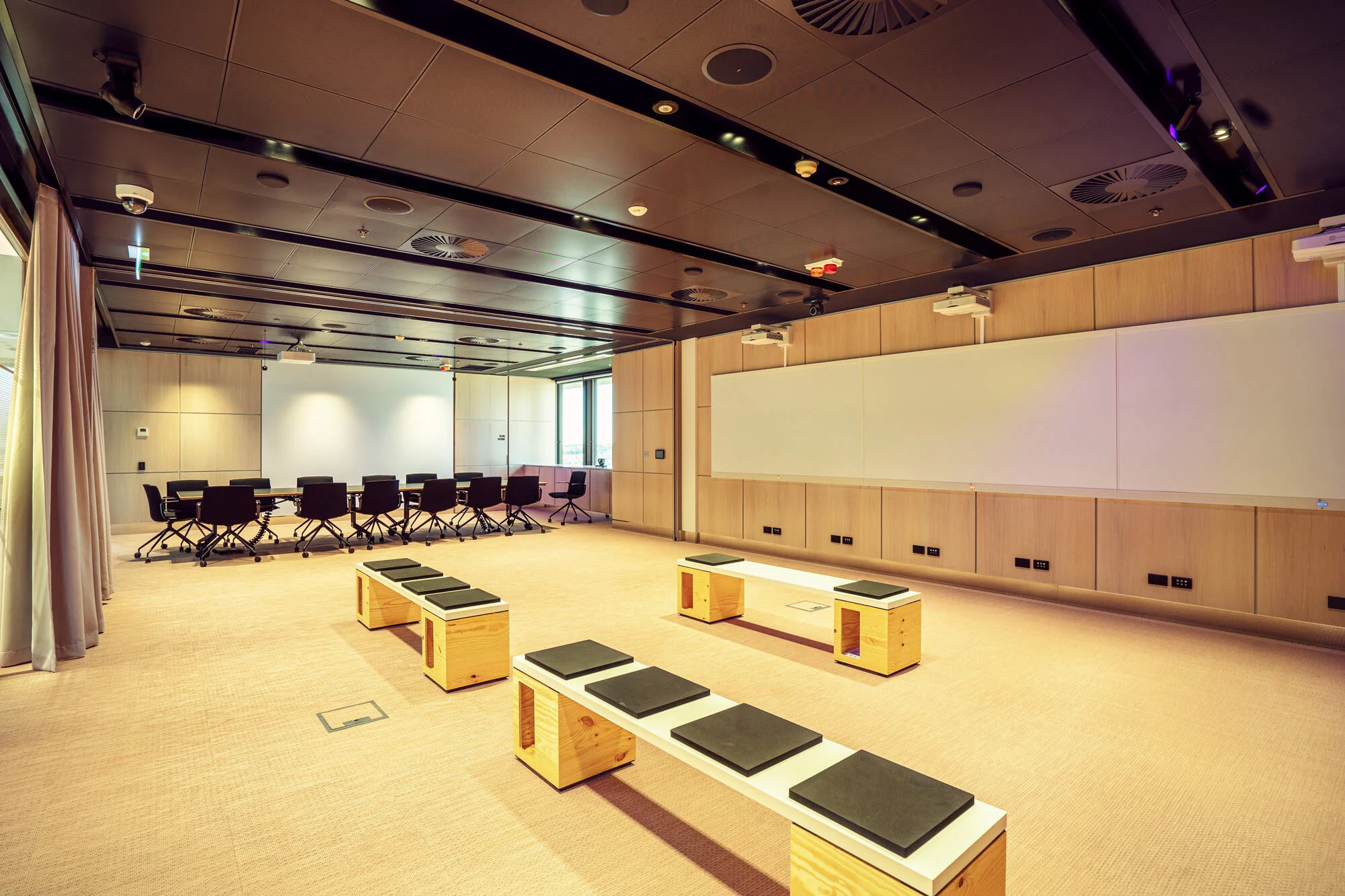 Big-MoFo-Meeting-room1-DBE-stylised-(1-of-1).jpg