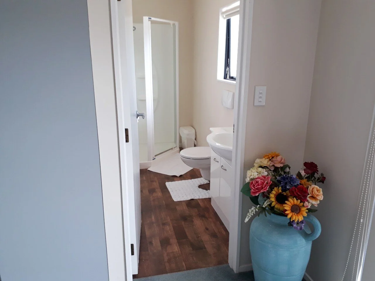 Room 4 Ensuite.jpg