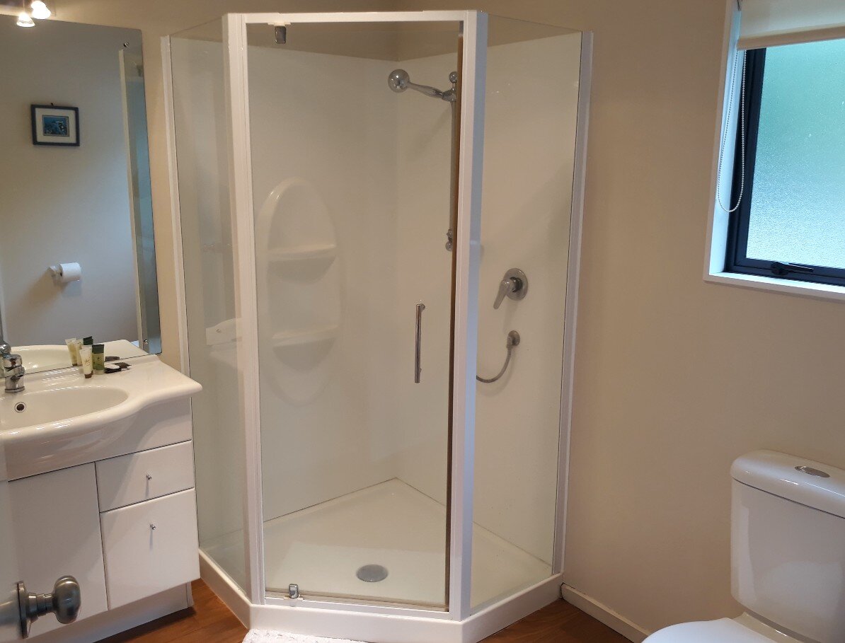 Room1 Ensuite.jpg