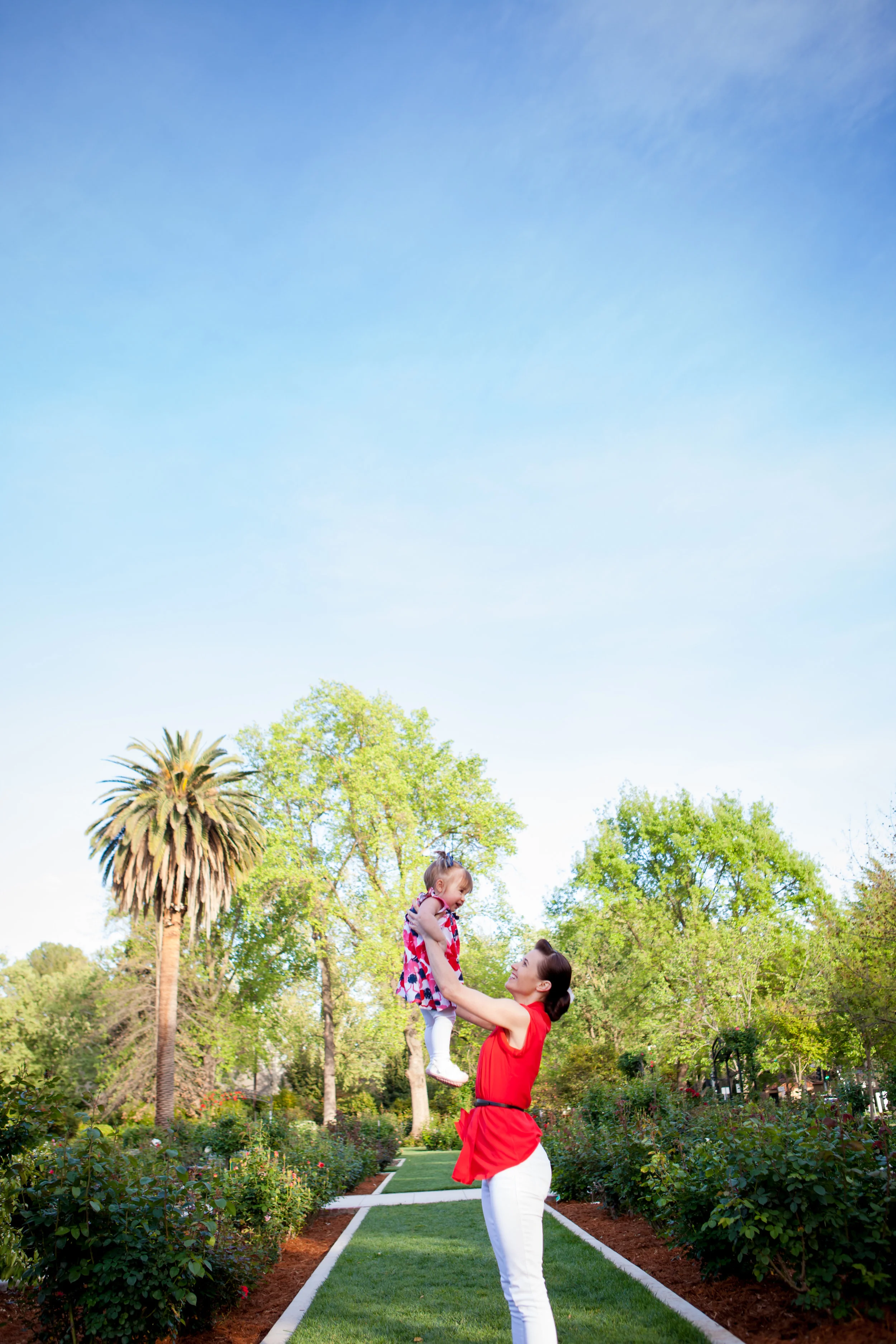 bay-area-photographer-mom-lifting-daughter.jpg