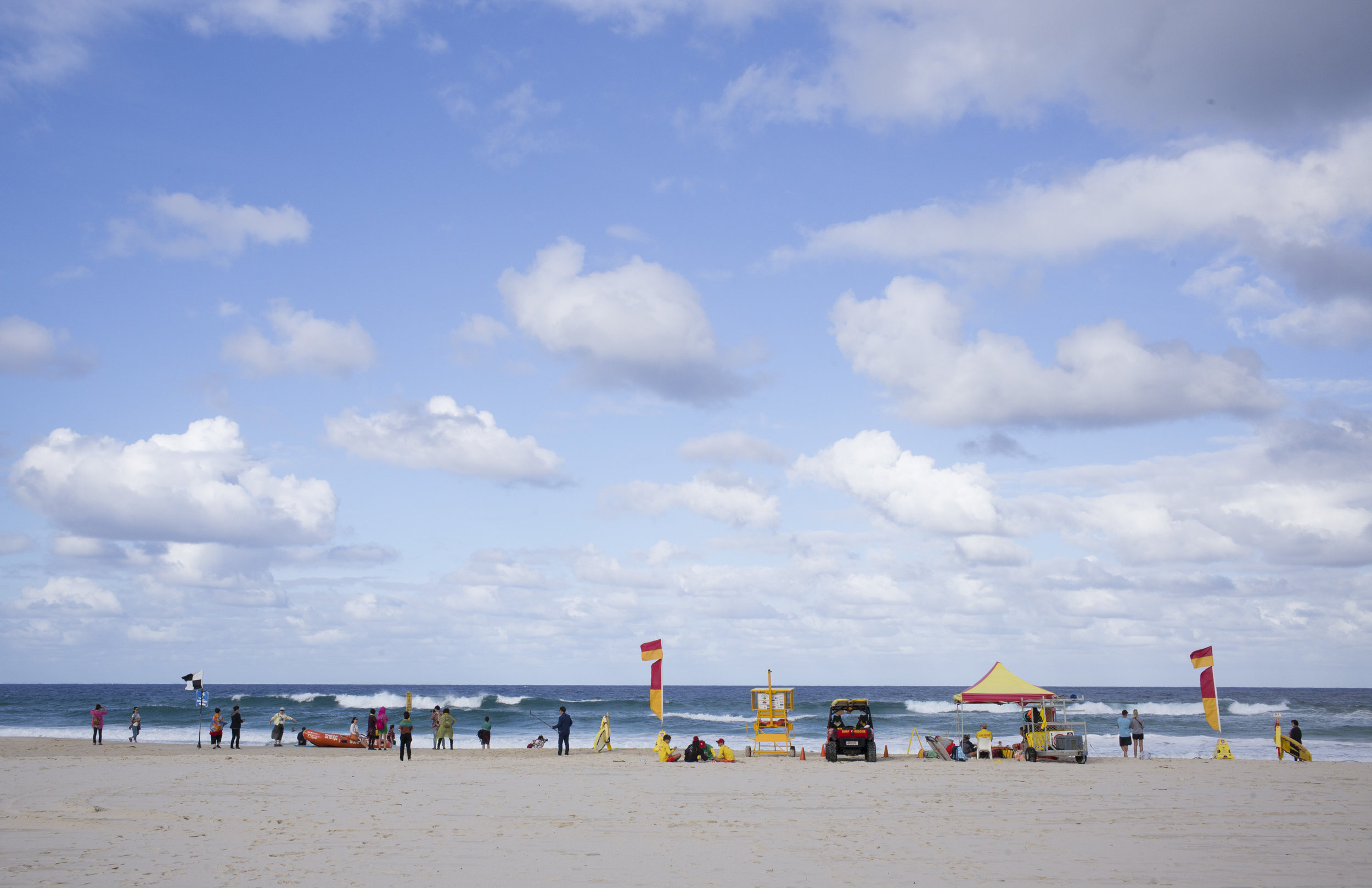  Tourists arrive at Currumbin Beach&nbsp; 