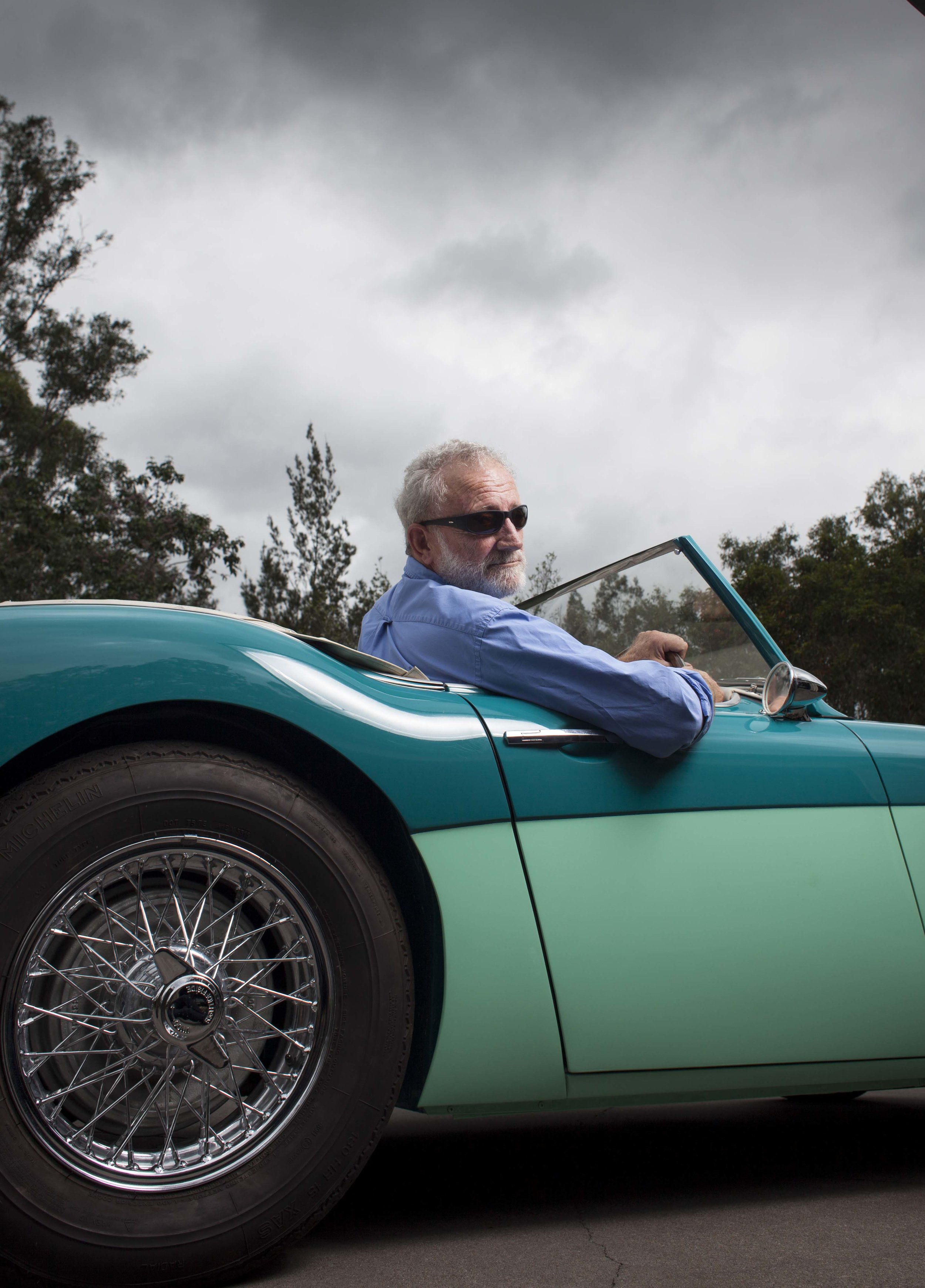  Writer Frank Robson behind the wheels of a 1958 Austin Healey ONE HUNDRED SIX 