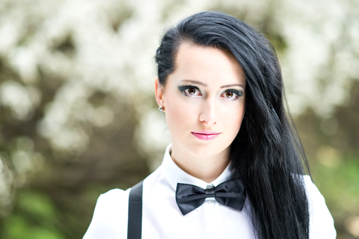 Wiosenna sesja plenerowa w kwiatach.