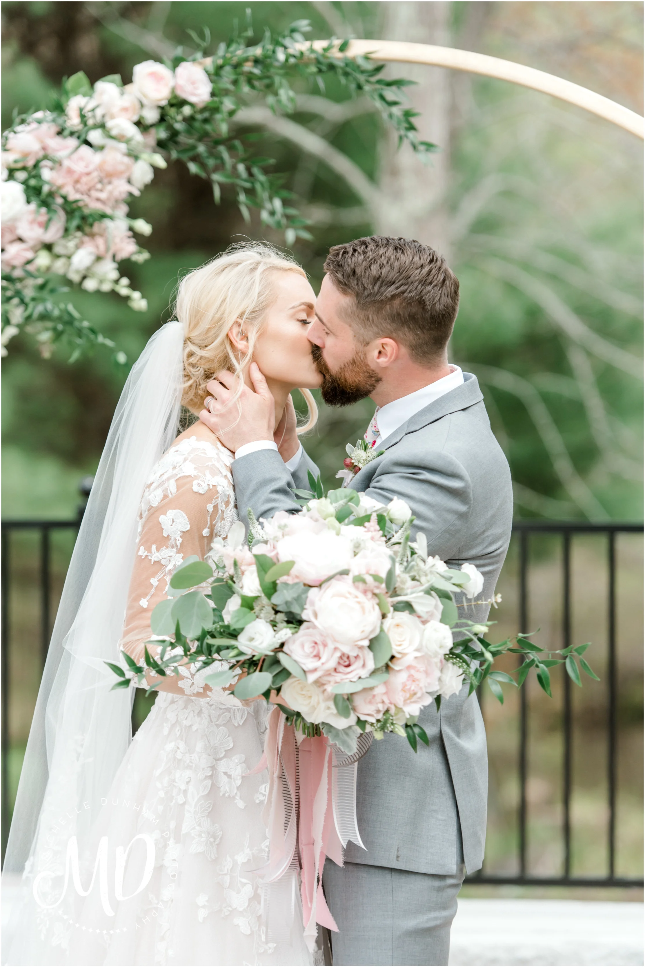 briar_barn_wedding_first_kiss_michelle_dunham_photography.jpg