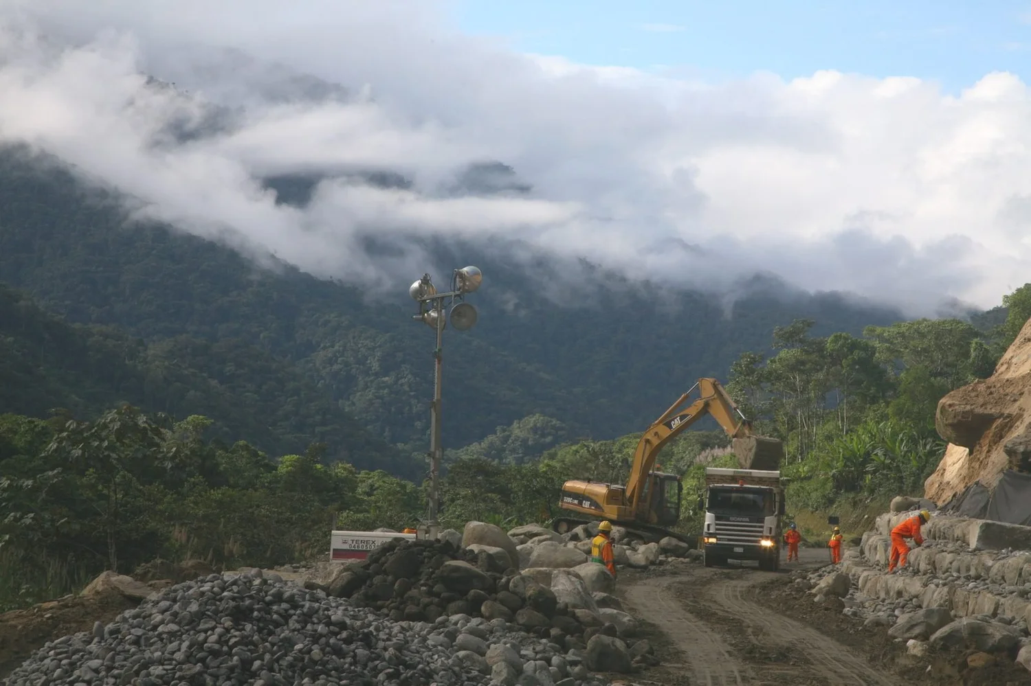 Excavation for the Interoceanic Highway in the Peruvian highlands near Marcapata, May 2007