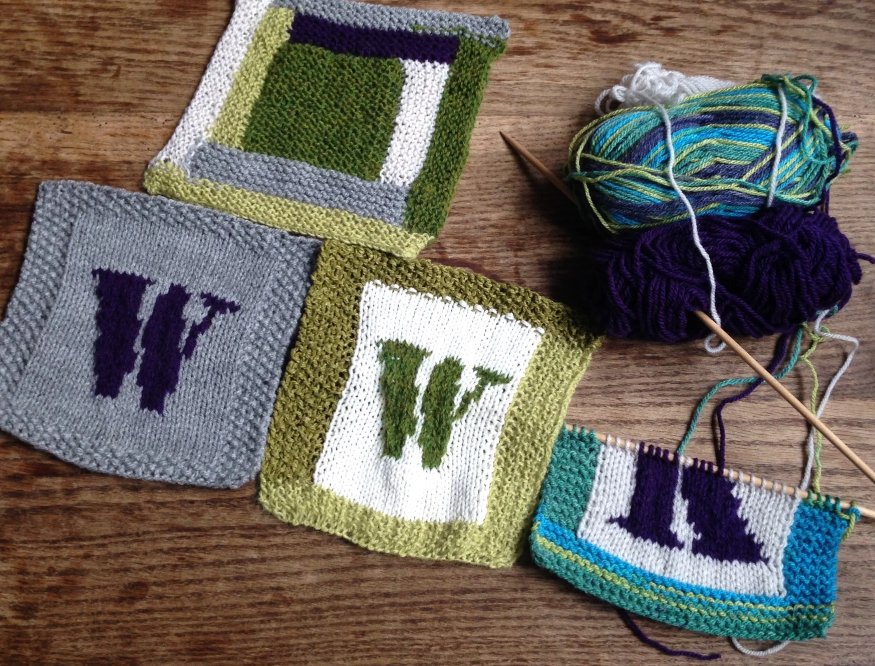 First squares being prepared for the blanket that we all will knit on 13 June in Brussels!