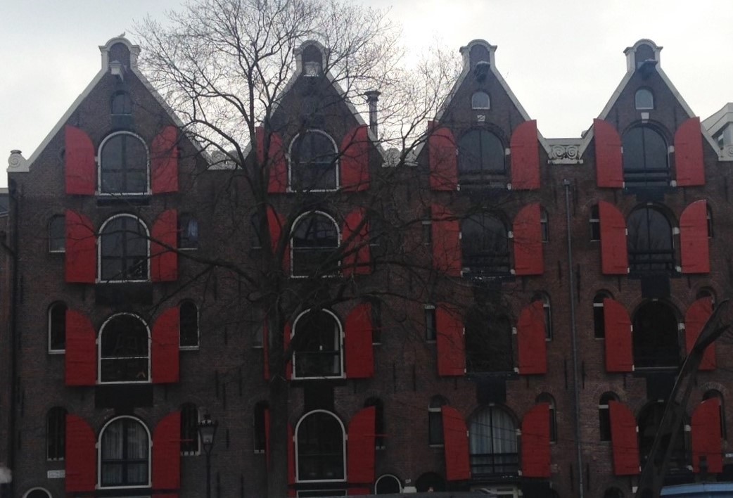 1 Amsterdam building with windows.JPG