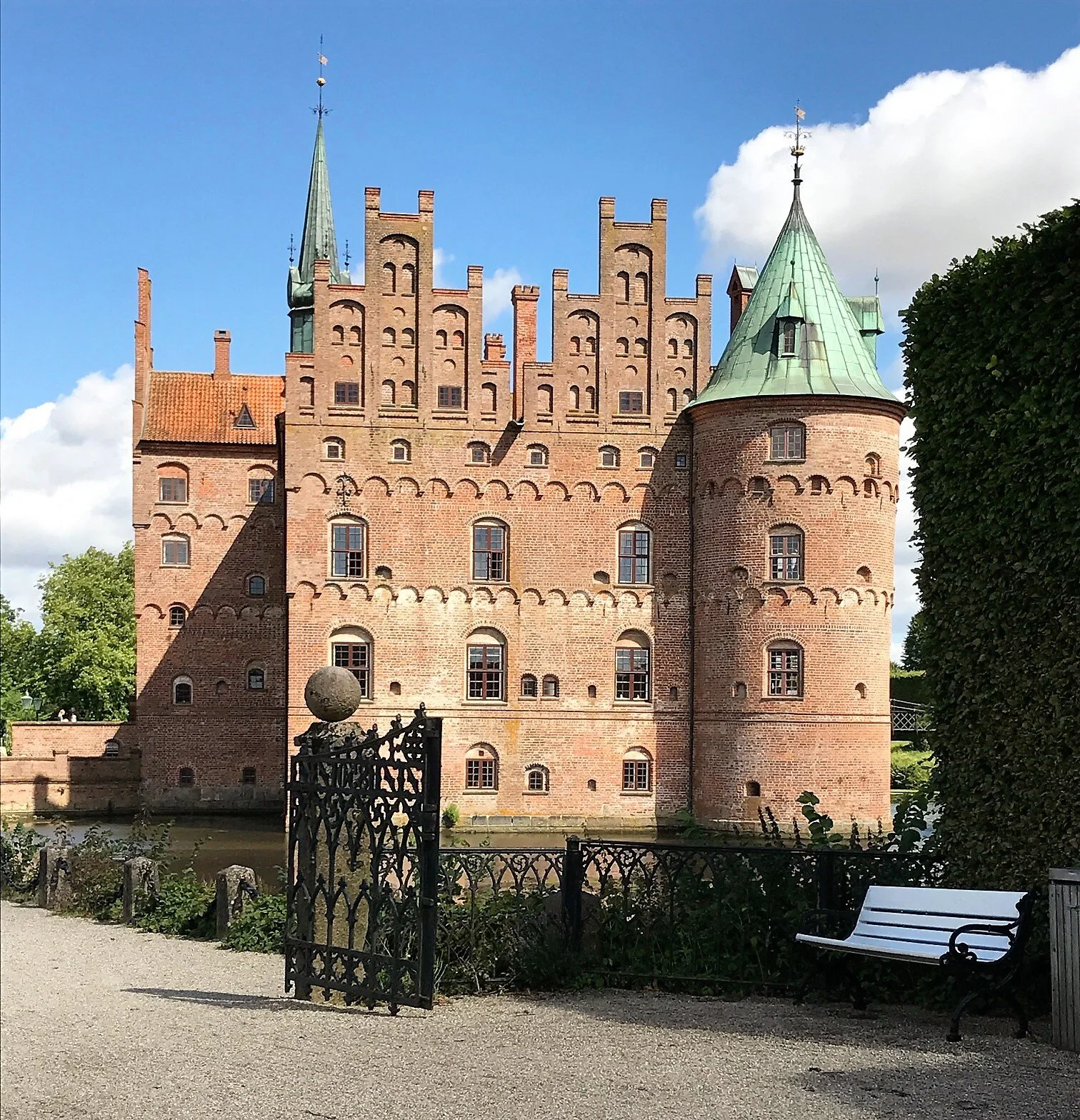 17-07 Egeskov 04.JPG