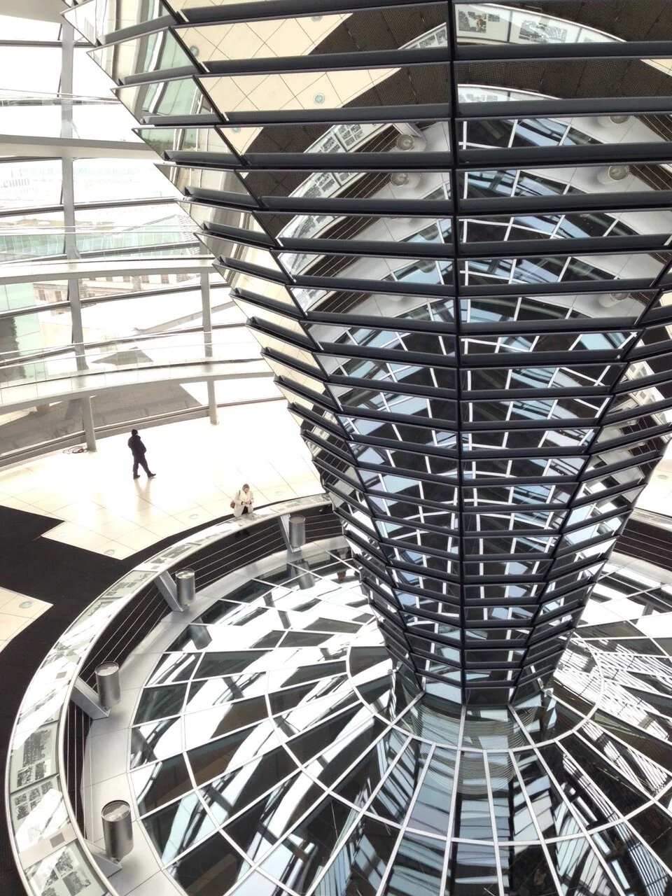 2014 Berlin spiral in Bundesamt.JPG