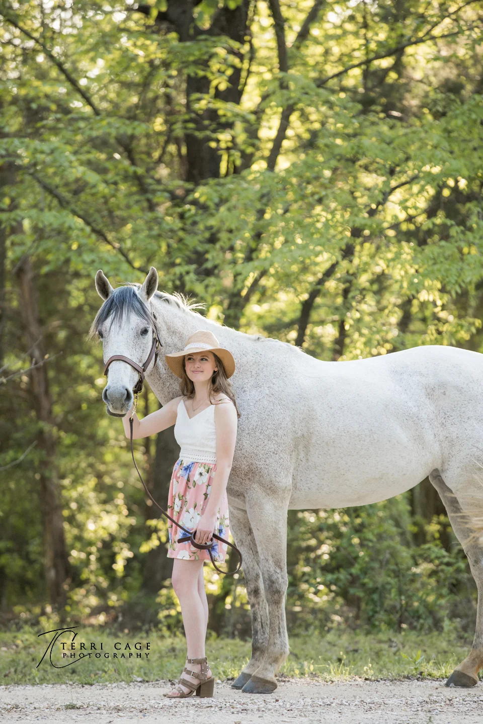 senior photos with a horse.jpg