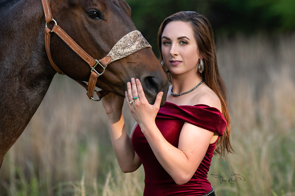 learn to pose models with horses