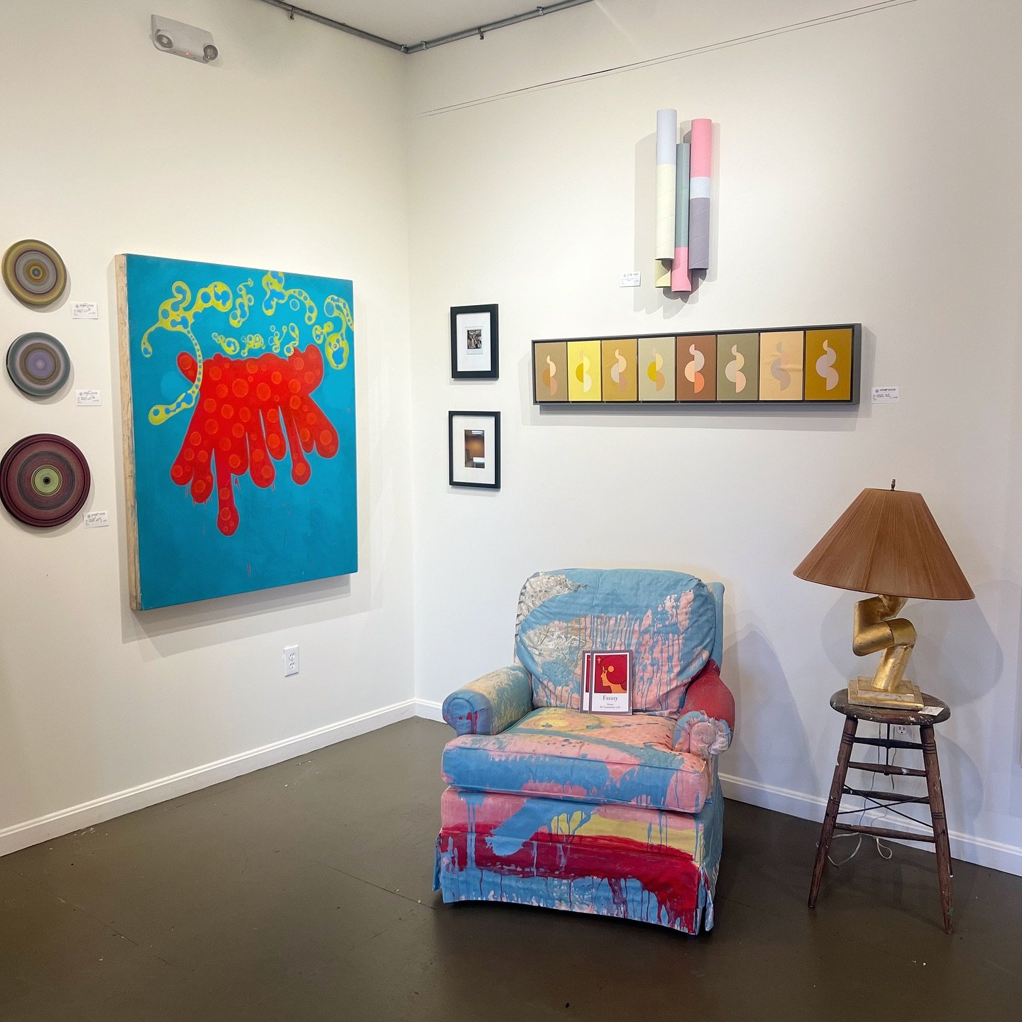 Happy Monday 🎨 from this beautiful corner of the gallery. The whole thing is full of @artwilliecole and is the burst of energy and inspiration we need to start a new week! 
#artgallery #brightart