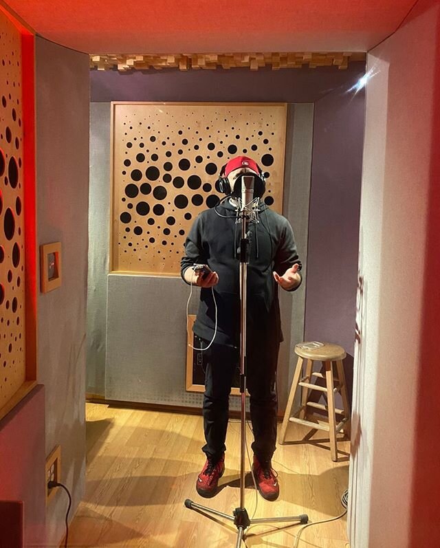 Such an iconic pic of @demetriuslane in the studio! ⠀
.⠀
.⠀
.⠀
.⠀
.⠀
.⠀
.⠀
.⠀
.⠀
⠀
#musicworksnyc #luxury #nyc #productionstudio #singersongwriter #nyccreators #findyoursound