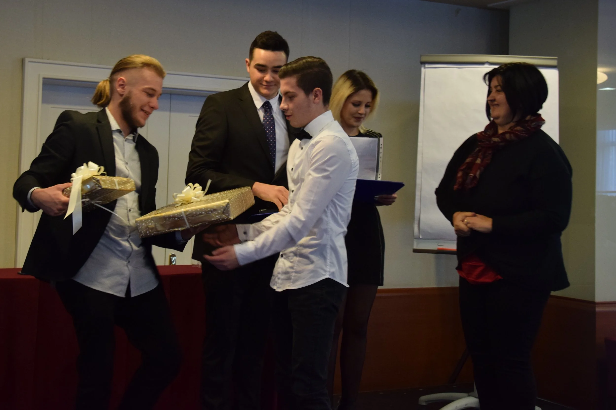 Voditelj projekta uručuje nagradu autoru i mentorici prvonagrađenog rada.