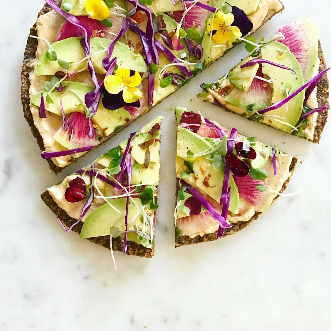 Taking over @hbfit stories again this evening to show you how to make this raw and gluten-free pizza! Make it using a pre-made dehydrated vegetable crust - use hummus as the base and then layer avocado slices, watermelon radish, sliced purple cabbage
