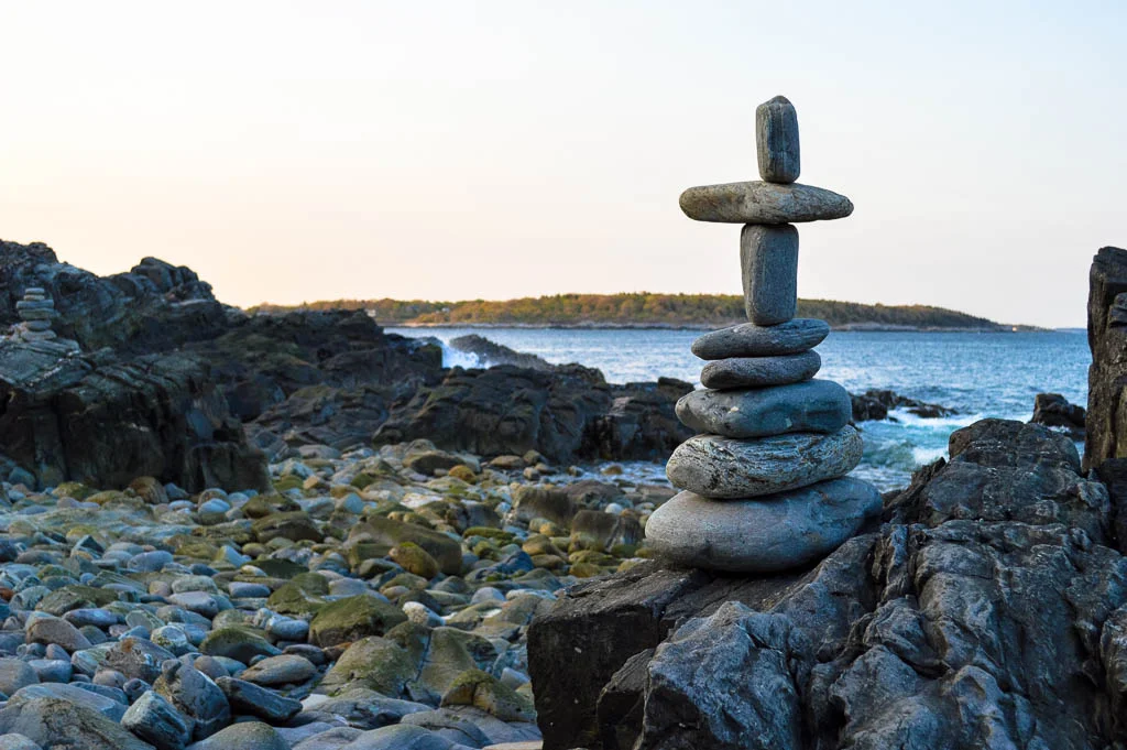 ROCK STACKS IN MAINE, NEW ENGLAND ROAD TRIP USA 