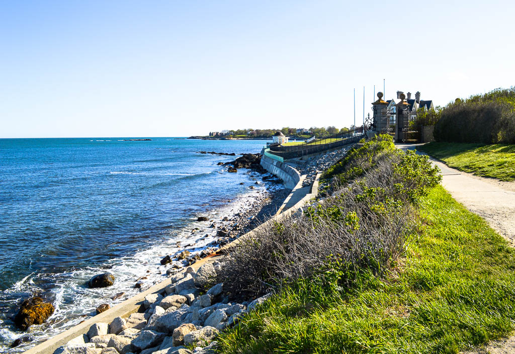 THINGS TO DO IN RHODE ISLAND: NEWPORT'S CLIFF WALK
