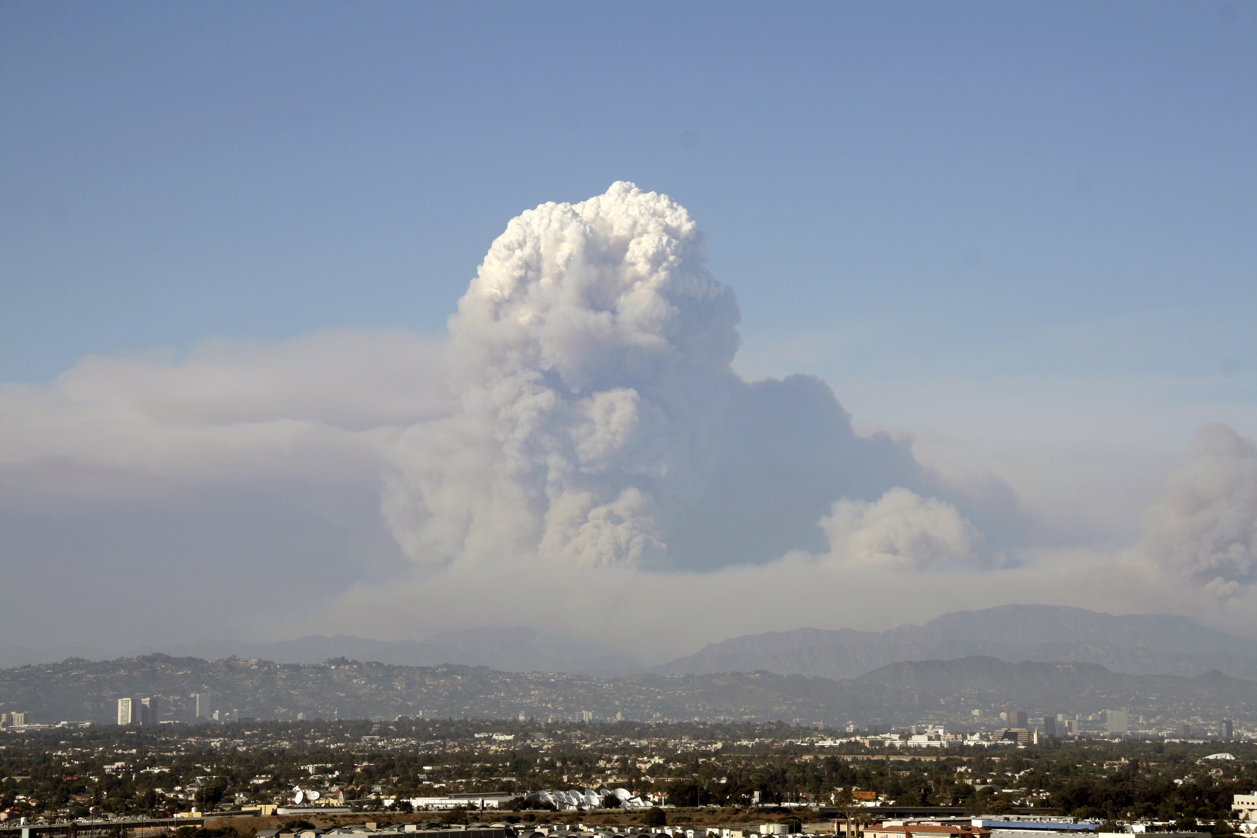 wildfire cloud, los angeles