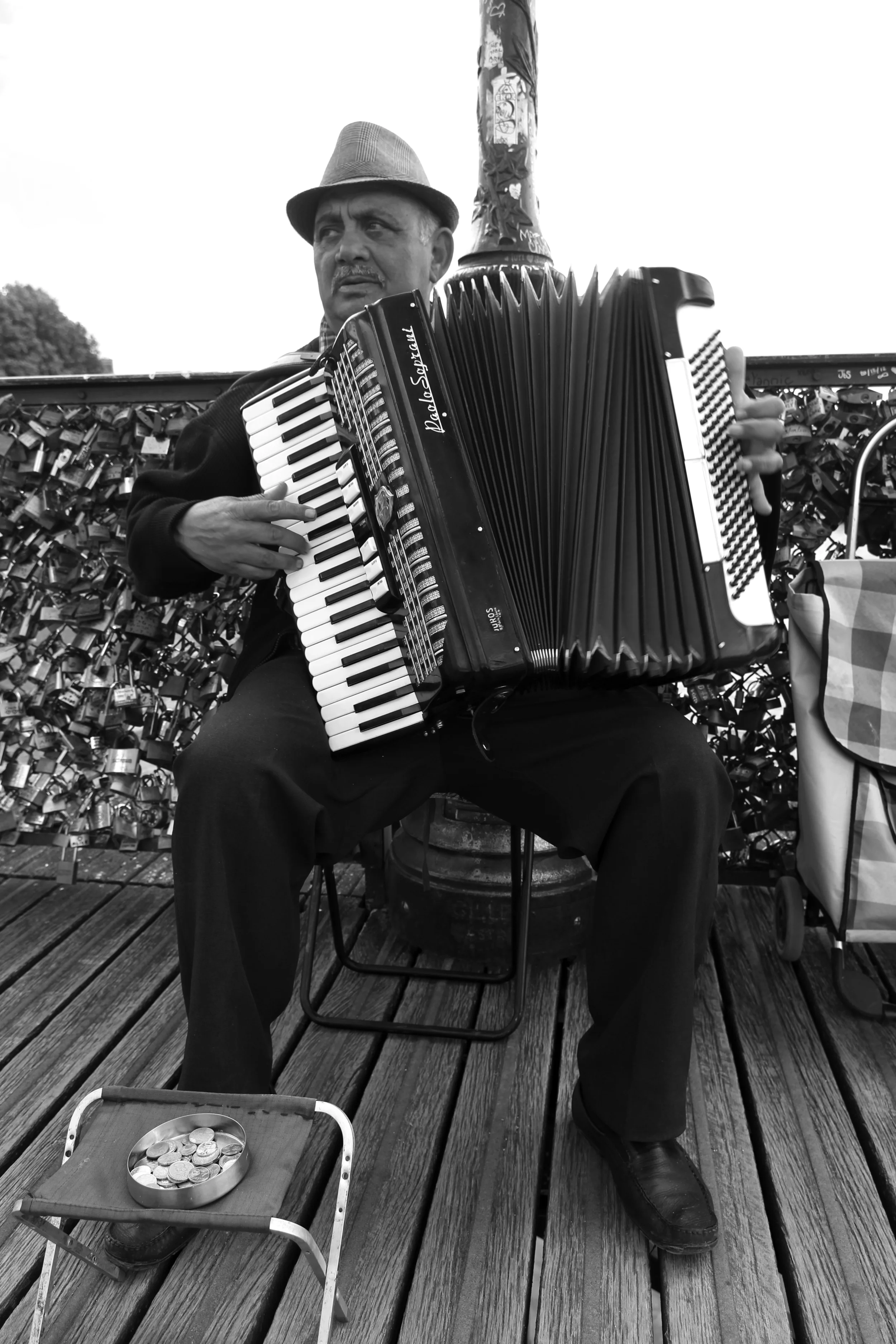 accordion player, paris france