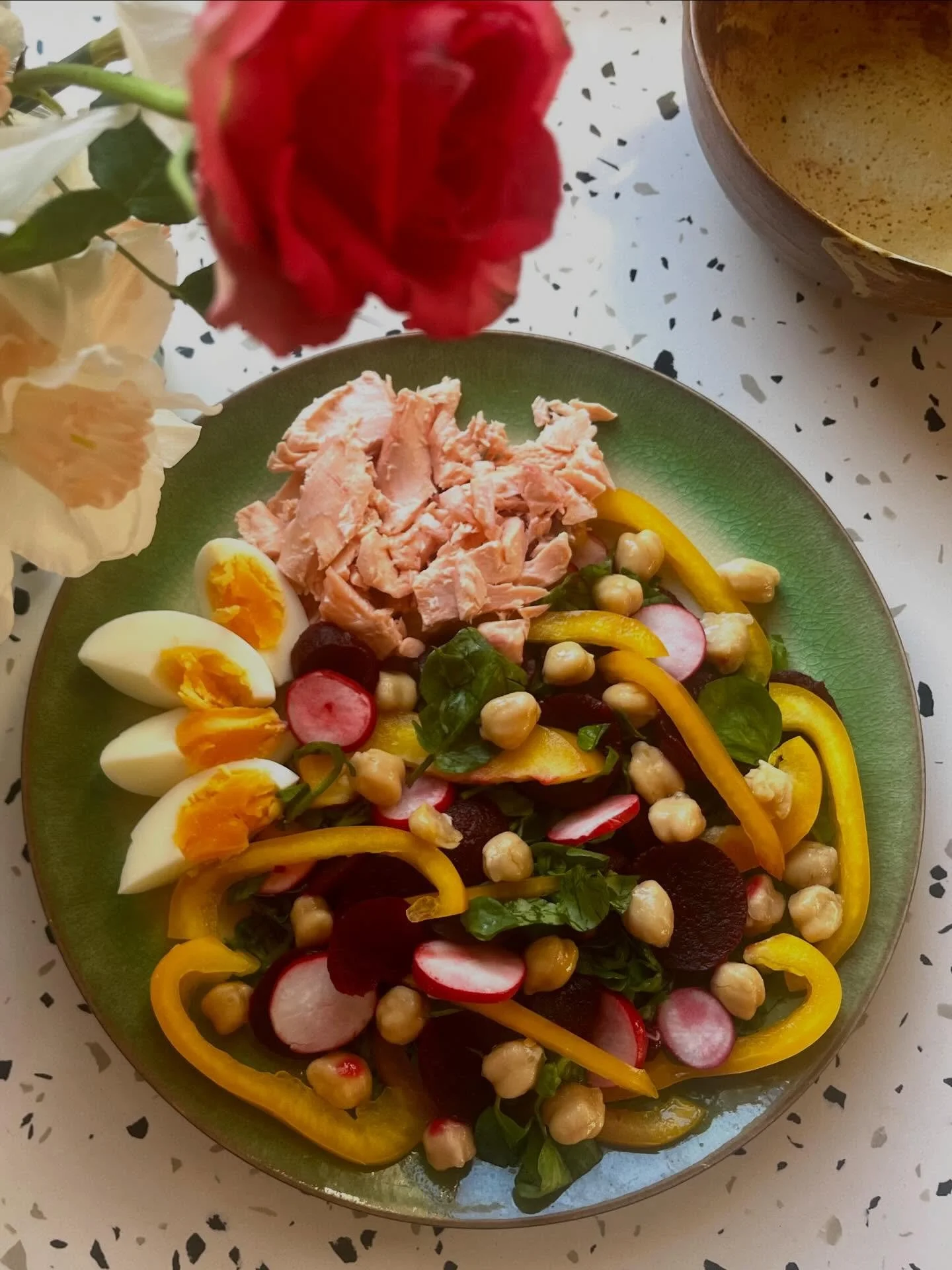 The sun&rsquo;s out, spring is in the air and salads are back! 

A great way to increase antioxidants and fibre on your plate. Aim to include a range of brightly coloured veg🫜🥕🥬 to get a variety of polyphenols, carotenoids and flavonoids for maxim