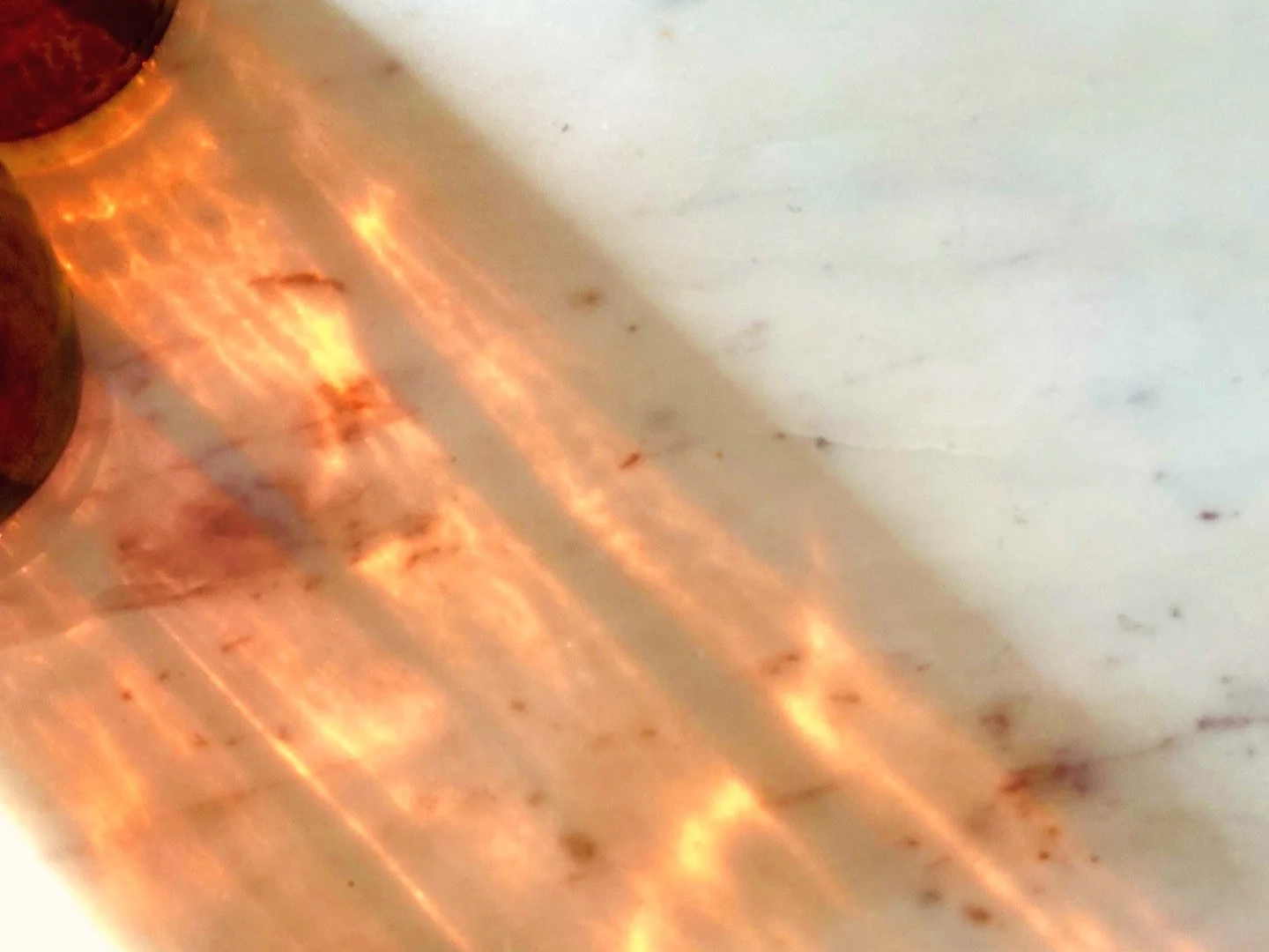 An image showing reflected light to illustrate Jodie Abrahams metabolic health and body composition nutritional therapy services