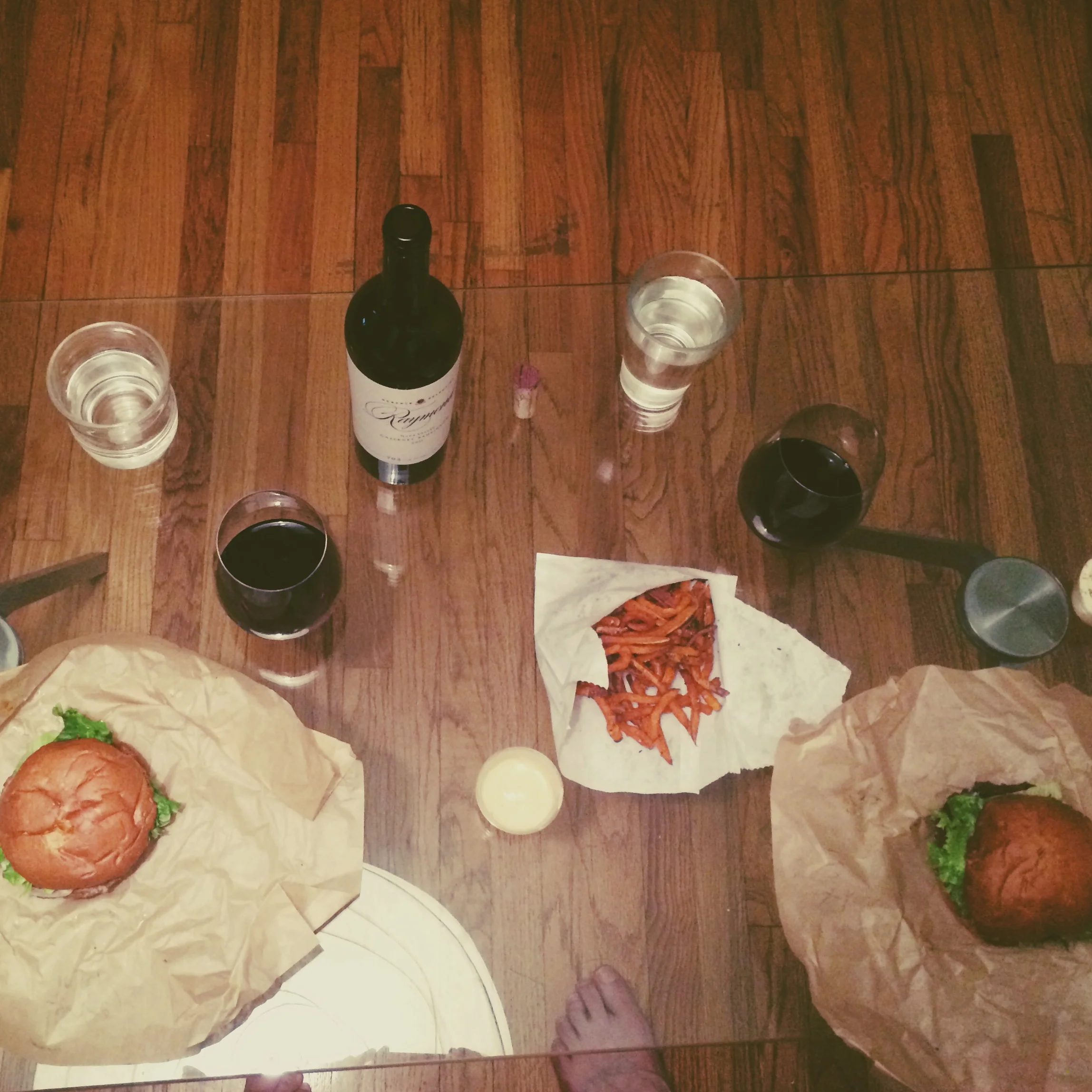 best v-day dinner ever #athome #redwine #ponoburger #sadweonlygotonesweetpotatofries #hellosweethusbandfoot