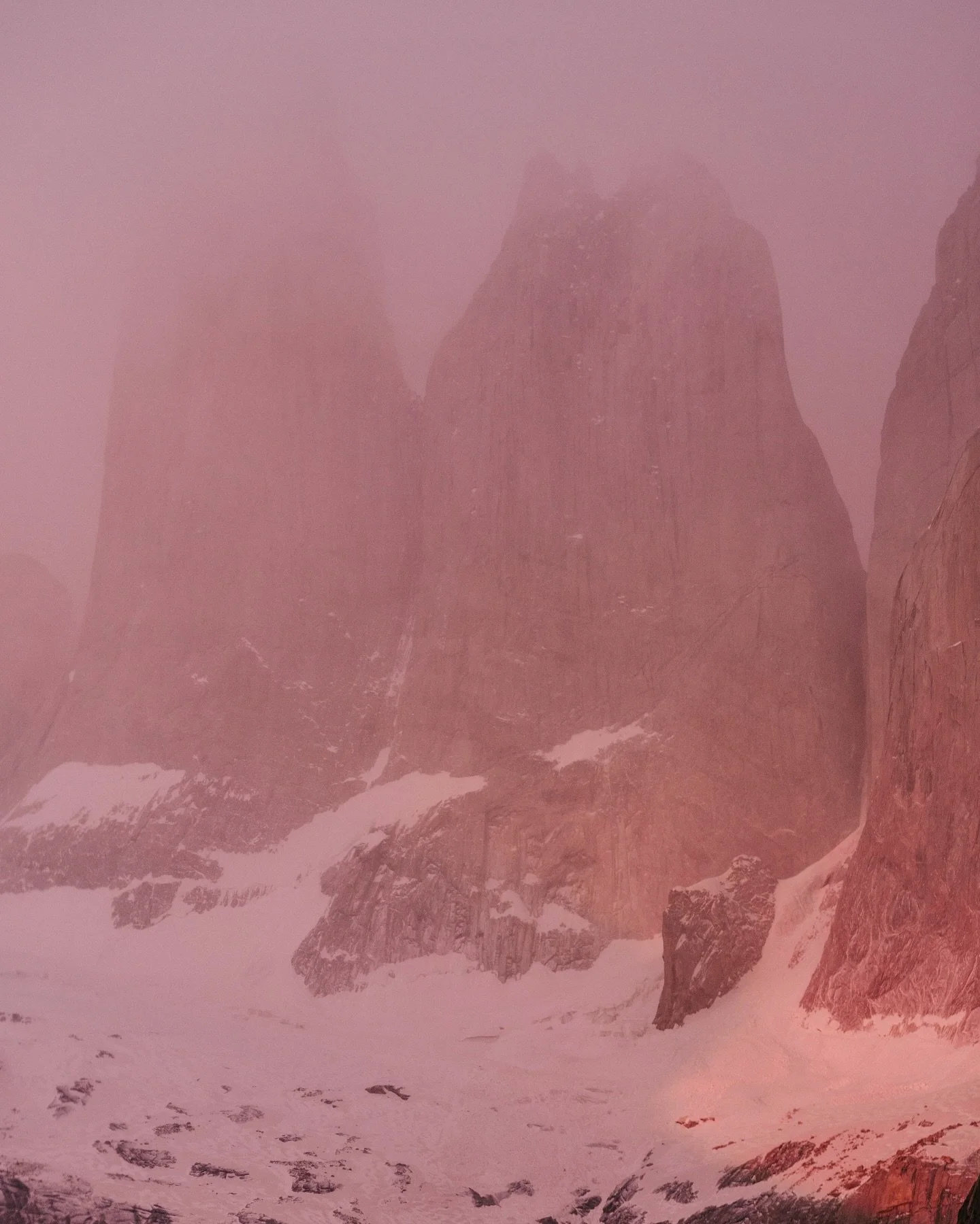 Lumi&egrave;re rose sur un matin brumeux &agrave; @torresdelpainenp