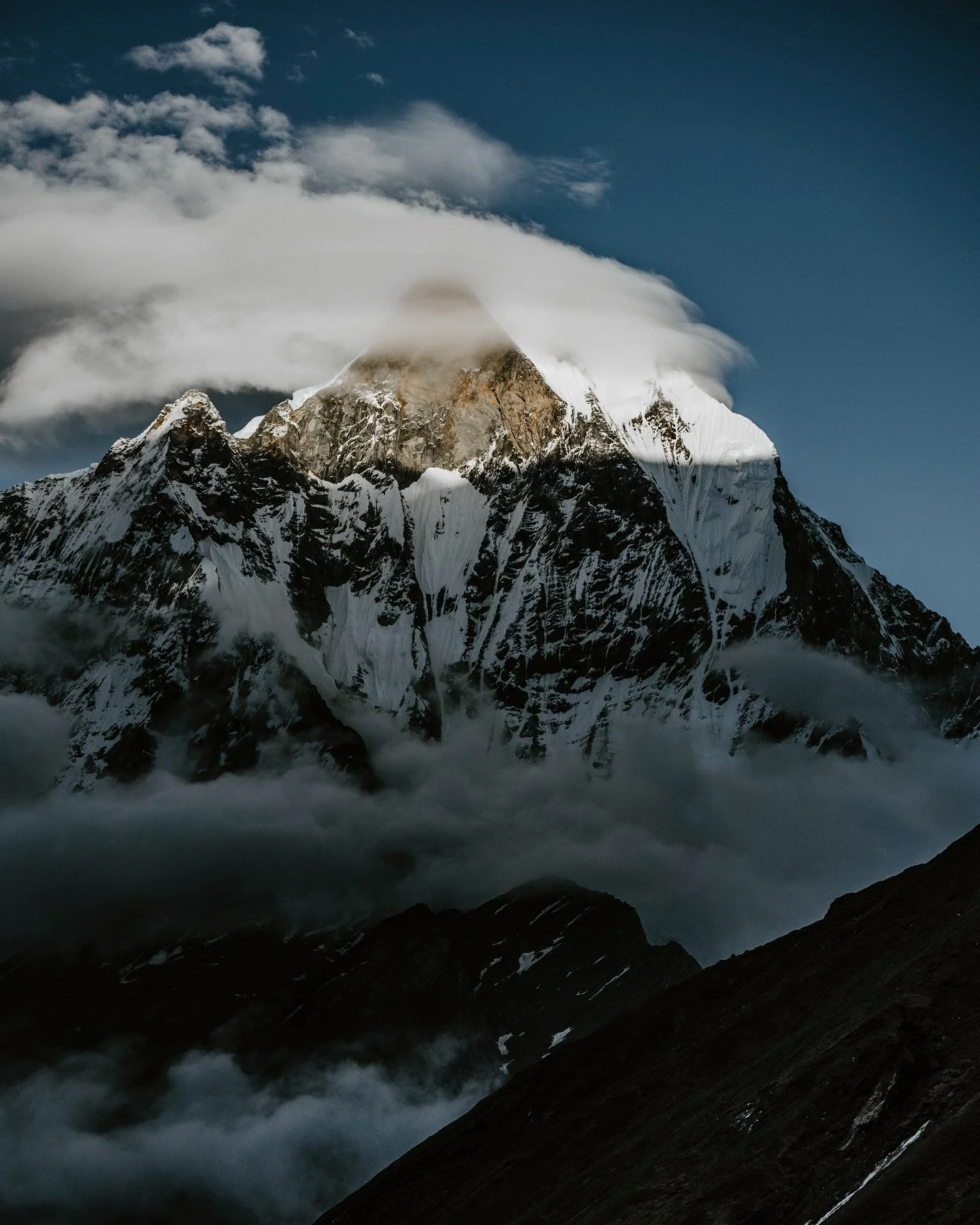 Lorsqu&rsquo;enfin les nuages ont laiss&eacute; place au soleil au camp de base de l&rsquo;Annapurna 🏔️ 

Je revisite actuellement plusieurs photos pour mon site web, r&eacute;cemment j&rsquo;ai pass&eacute; en revue celles du N&eacute;pal 🇳🇵