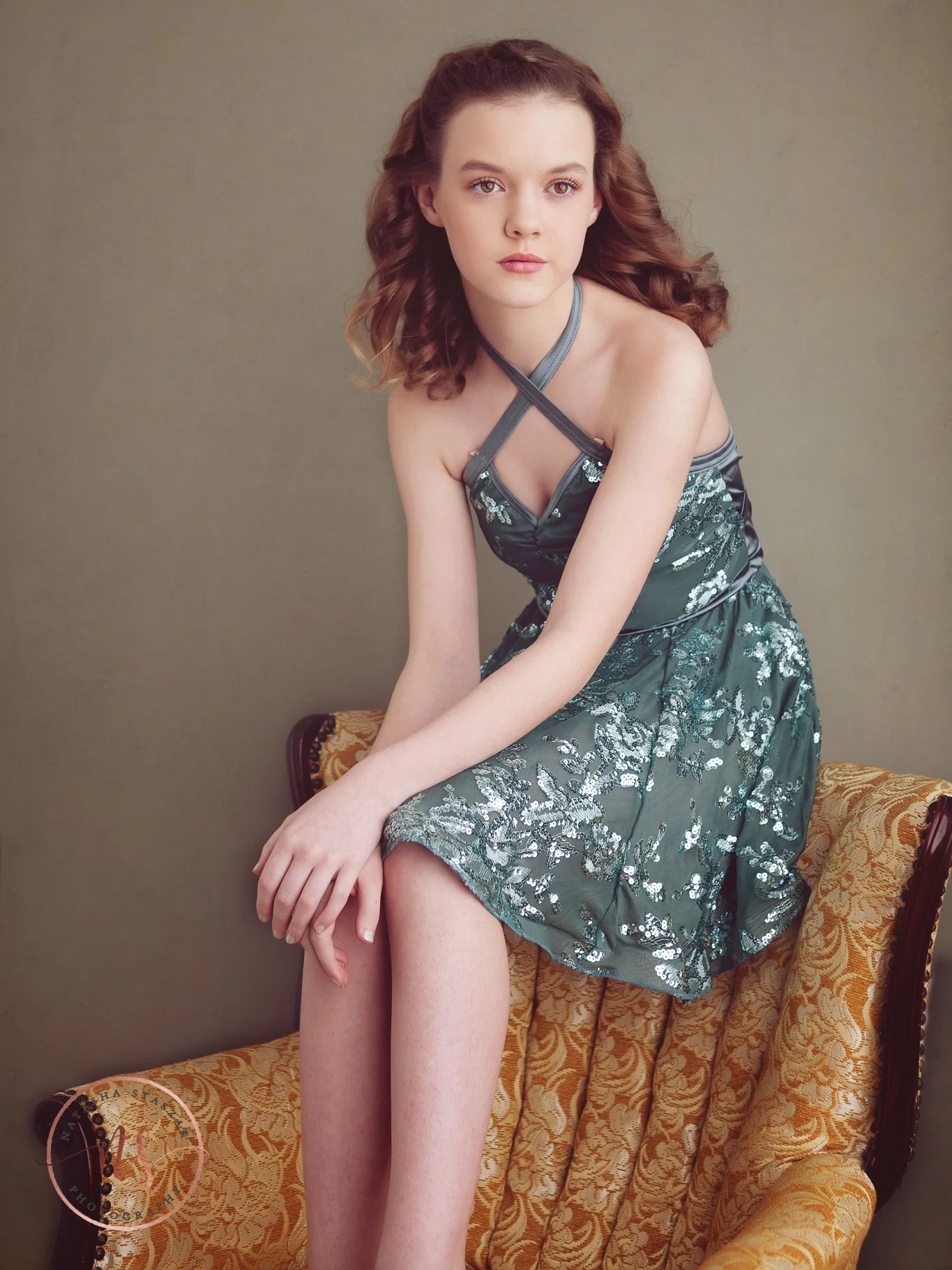 Buffalo Portrait photo studio Natasha Staszak Photography. Tween Girl sitting on chair.