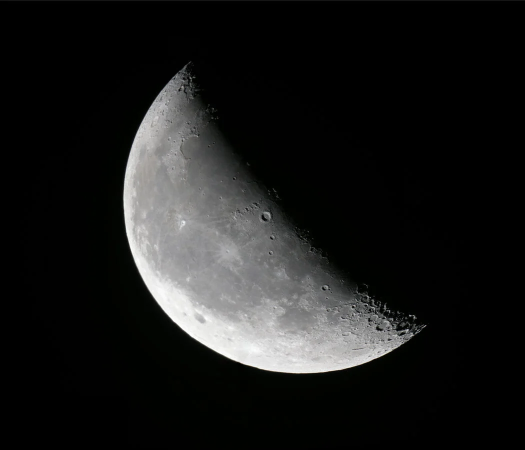 1050px-2011-11-19-Waning_crescent_moon.jpg
