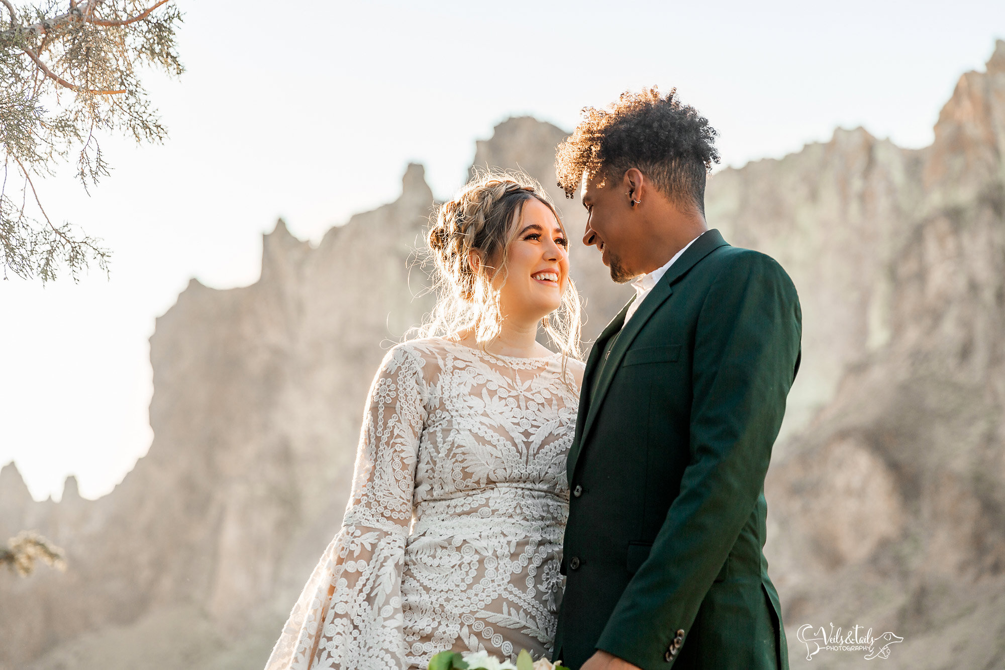 natural wedding photography at Smith Rock in Bend, Oregon