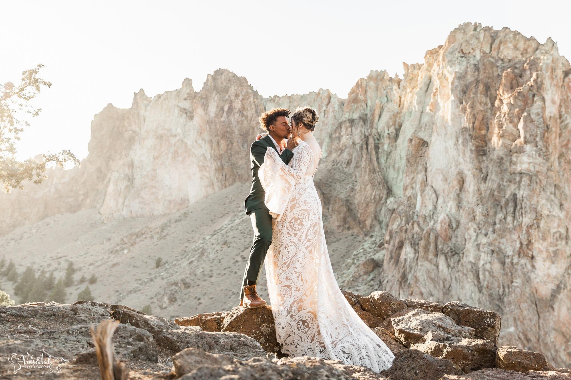 boho elopement in Smith Rock, Bend, Oregon by Veils and Tails Photography
