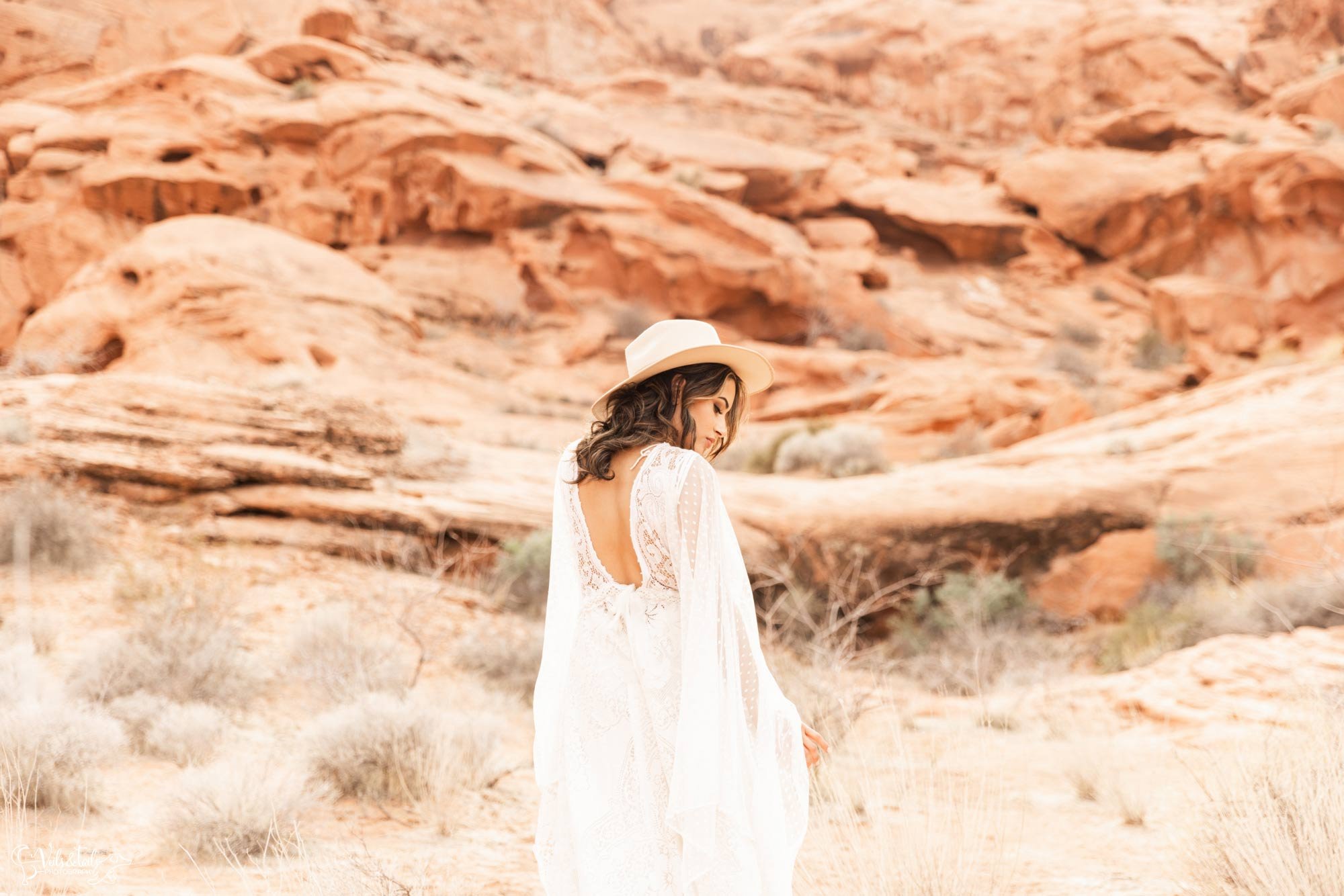 Valley of Fire boho elopement with hat photography, Veils &amp; Tails Photography